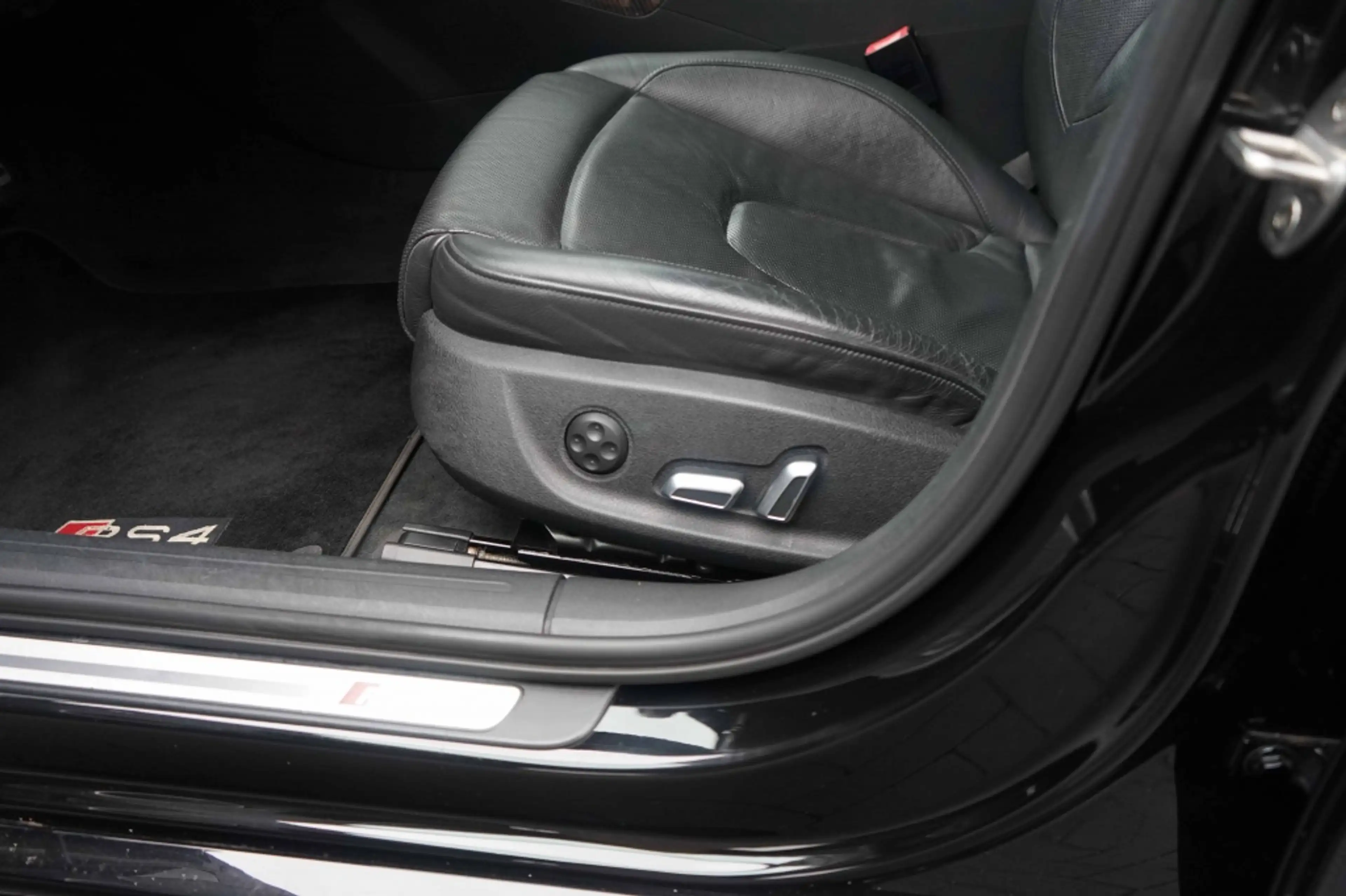 Audi RS4 Avant 4.2 FSI V8 Quattro Pano/B&O/Carbon/KW-V3/450 — photo 36