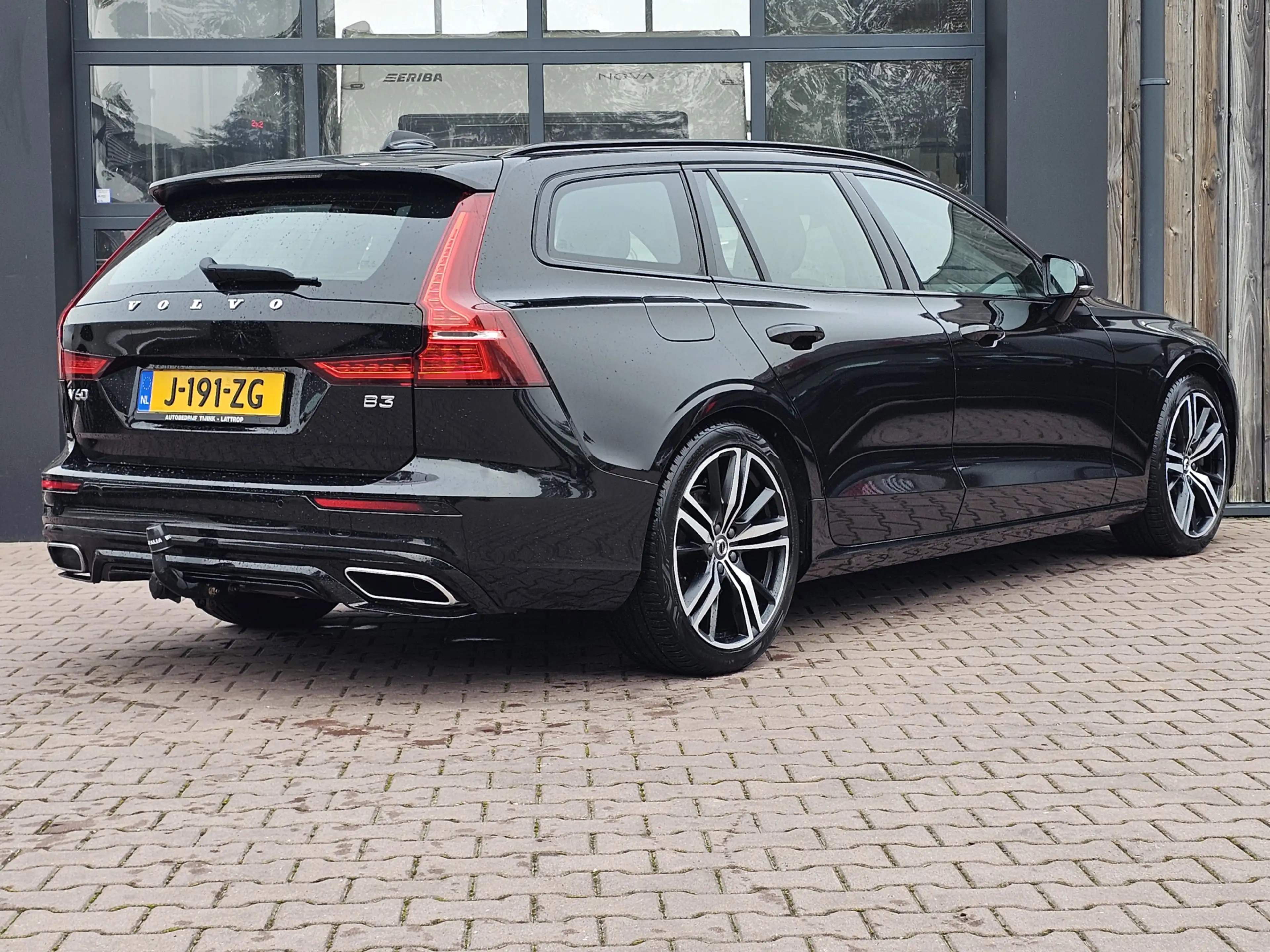 Volvo V60 2.0 B3 R-Design | LED | Trekhaak | Elek. bestuurde — photo 3