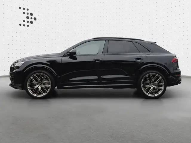 Audi RS Q8 view 3