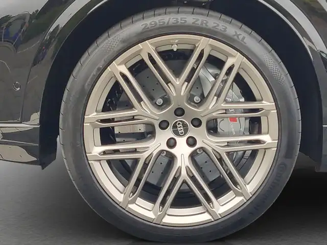 Audi RS Q8 view 12