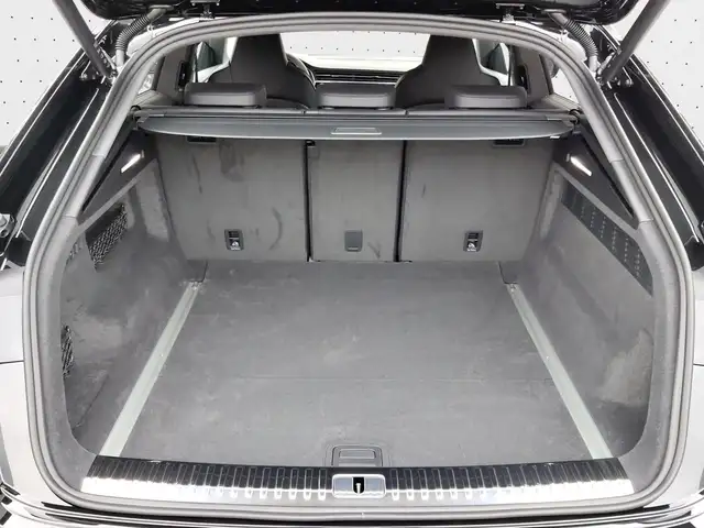 Audi RS Q8 view 11