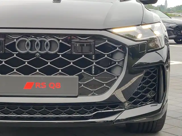 Audi RS Q8 view 13