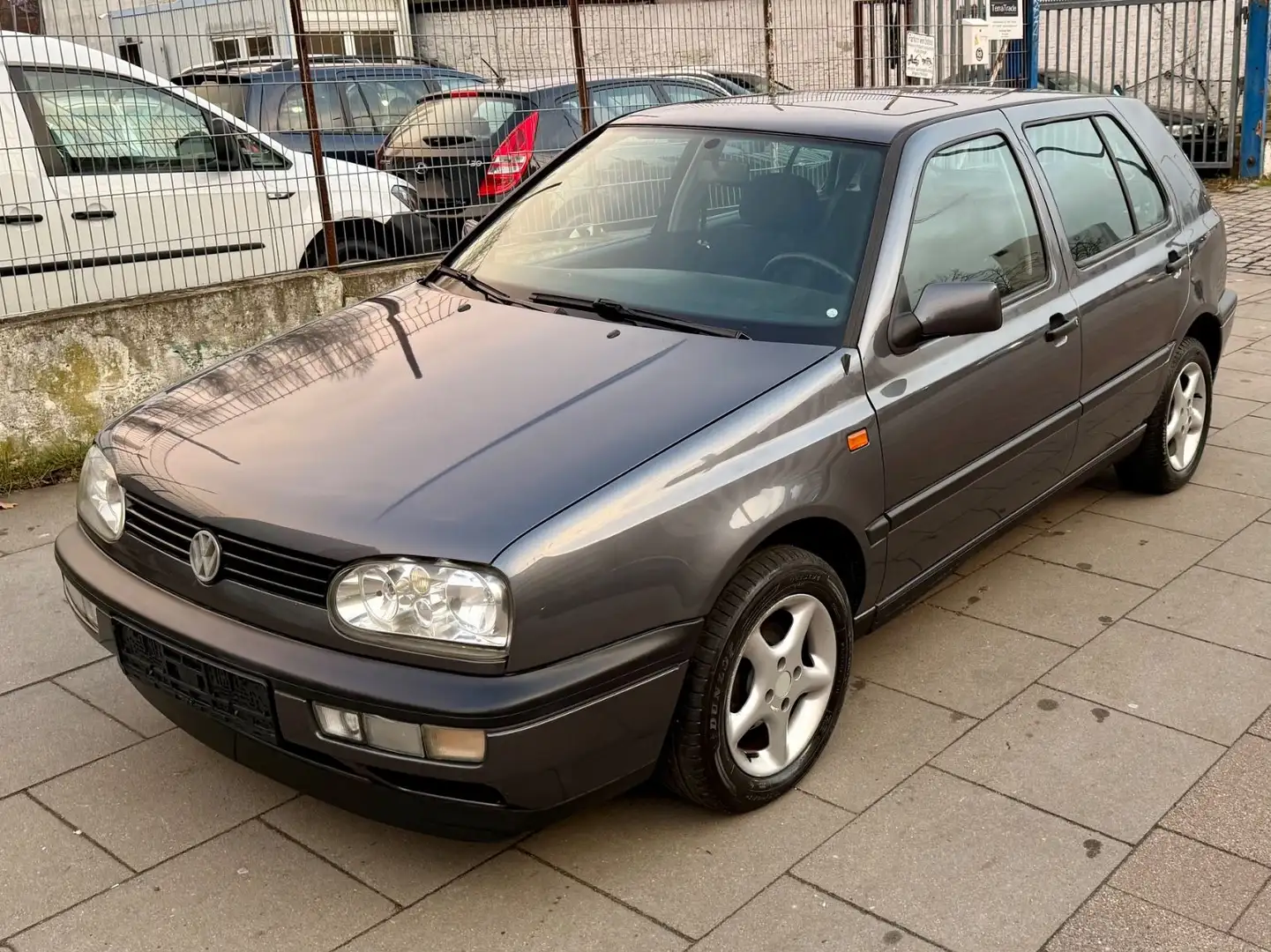 Volkswagen Golf / AUTOMATIK/Schiebedach/Klimaautomatik Gris - 2