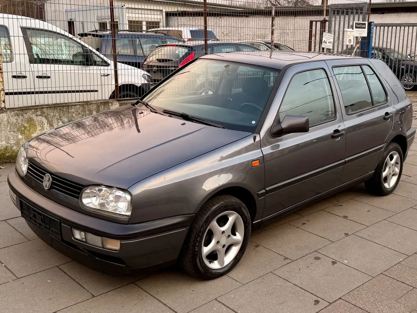 Volkswagen Golf / AUTOMATIK/Schiebedach/Klimaautomatik Gris - 1