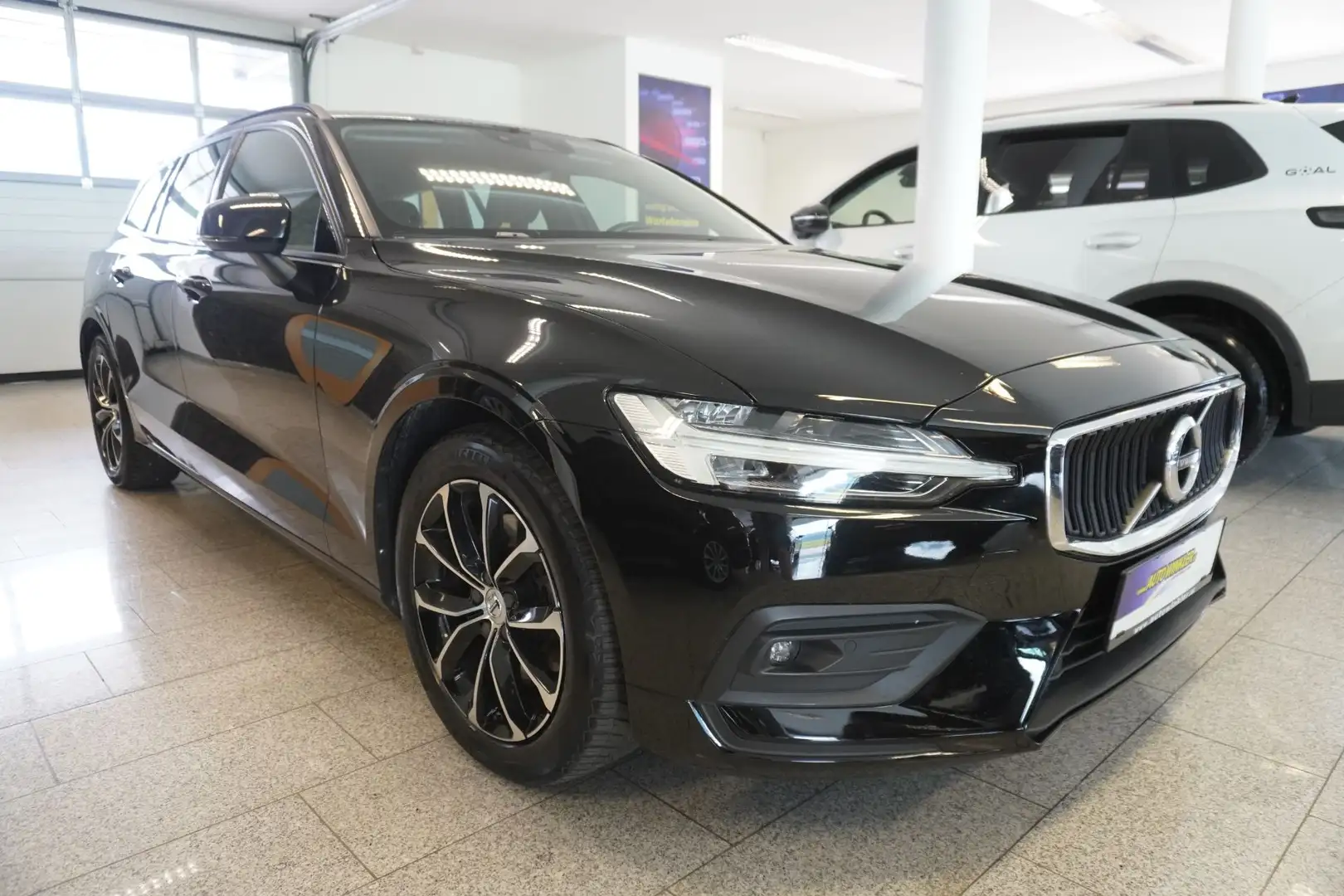 Volvo V60 D3 AWD Aut. LED/Nav. Schwarz - 2