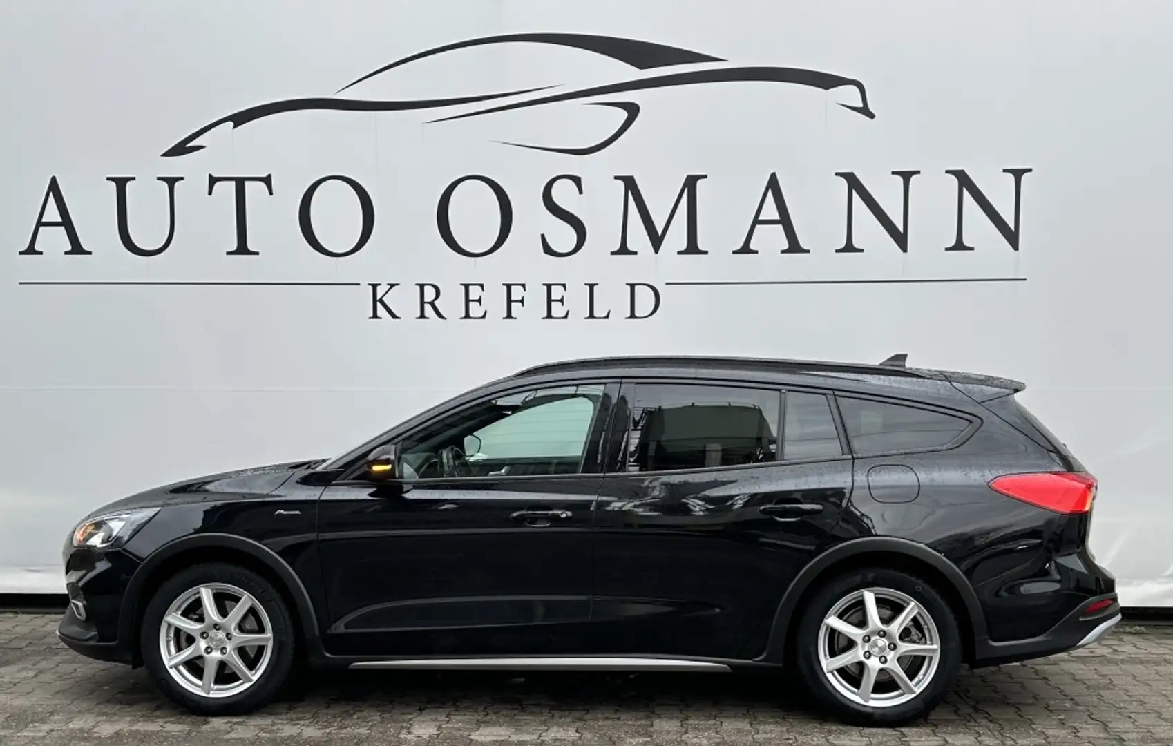 Ford Focus Turnier 1.5 EcoBoost Aut. ACTIVE X Černá - 2