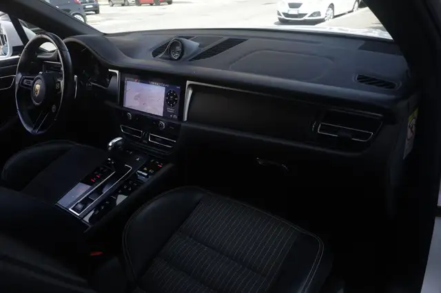 Porsche Macan view 12