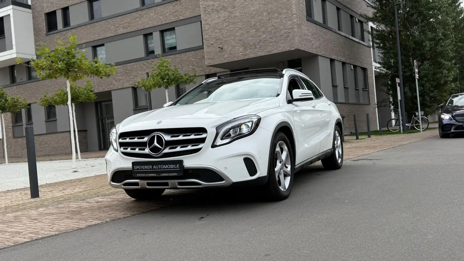 Mercedes-Benz GLA 180 |LED|NAVI|SHZ|KAMERA|PANORAMA-DACH| Blanc - 2