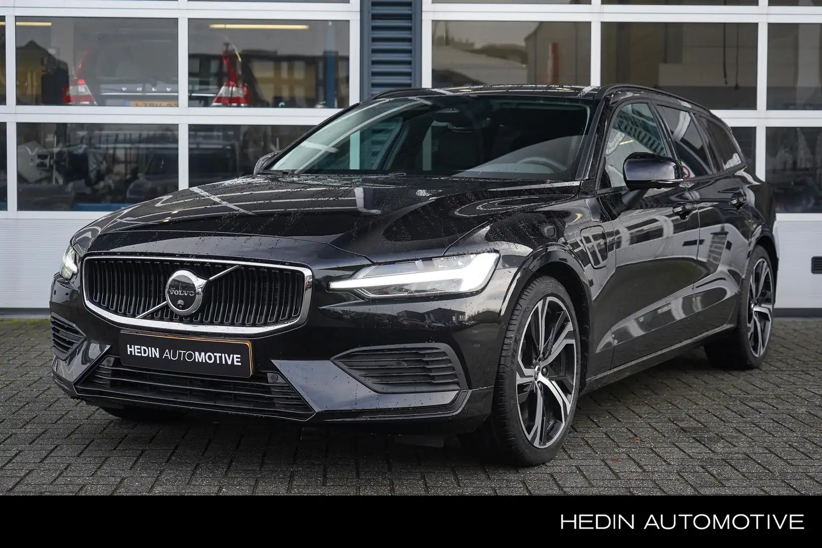 Volvo V60 2.0 T6 Plug-in hybrid AWD Core Bright Schwarz - 1