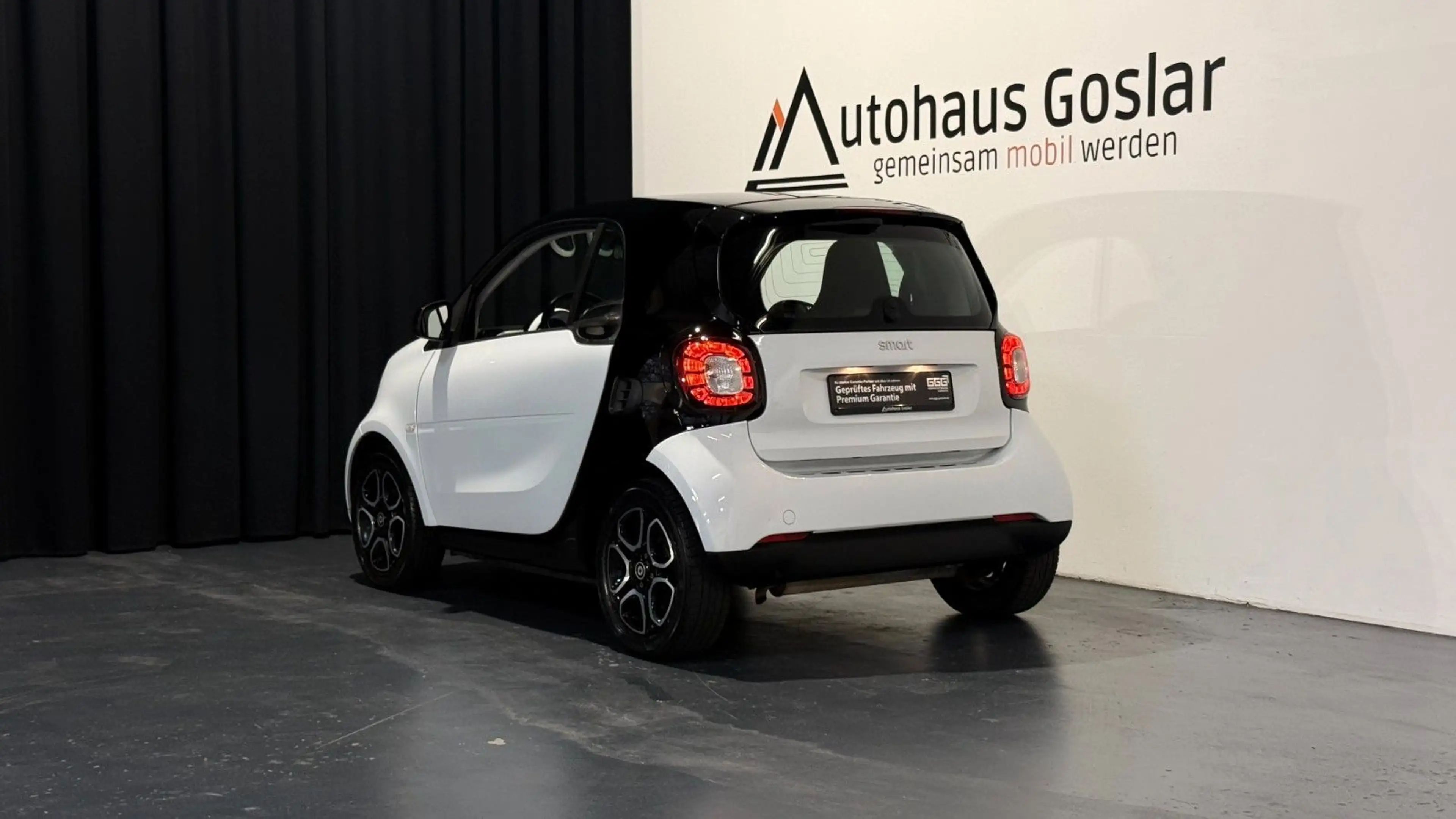 smart forTwo fortwo *TEMP*SITZH*ALU*PANORAMA* — photo 5