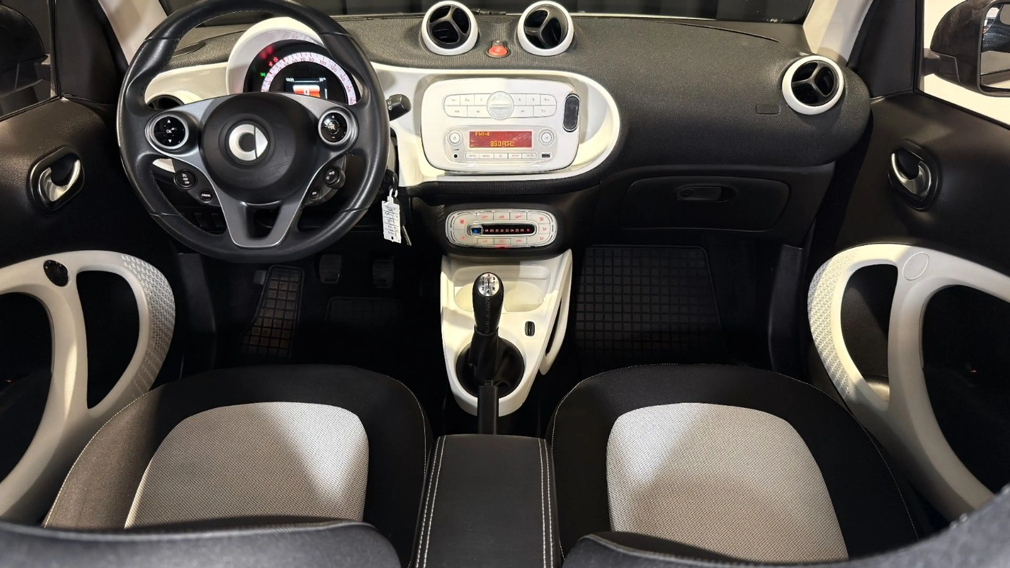 smart forTwo fortwo *TEMP*SITZH*ALU*PANORAMA* — photo 27