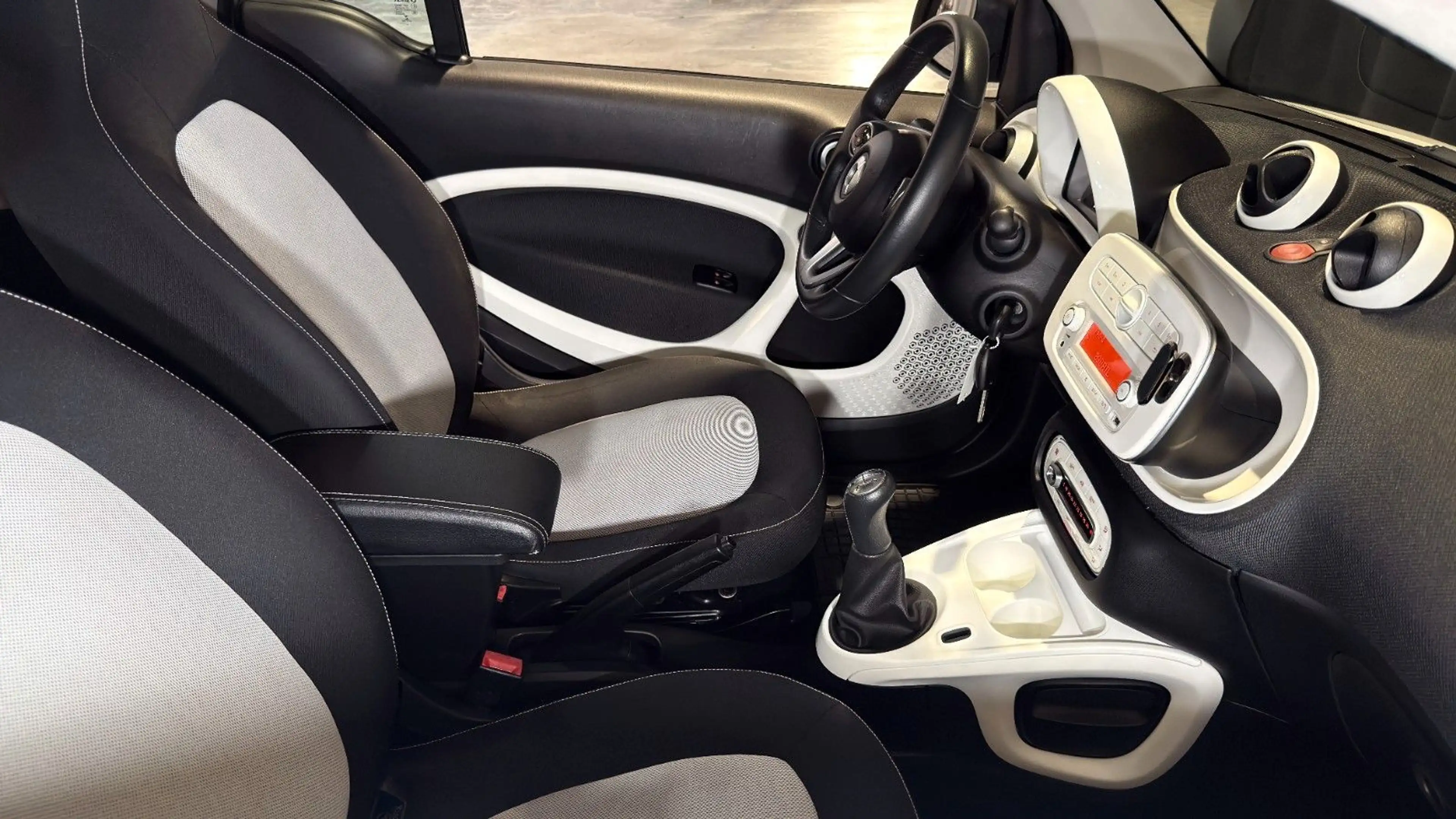 smart forTwo fortwo *TEMP*SITZH*ALU*PANORAMA* — photo 18