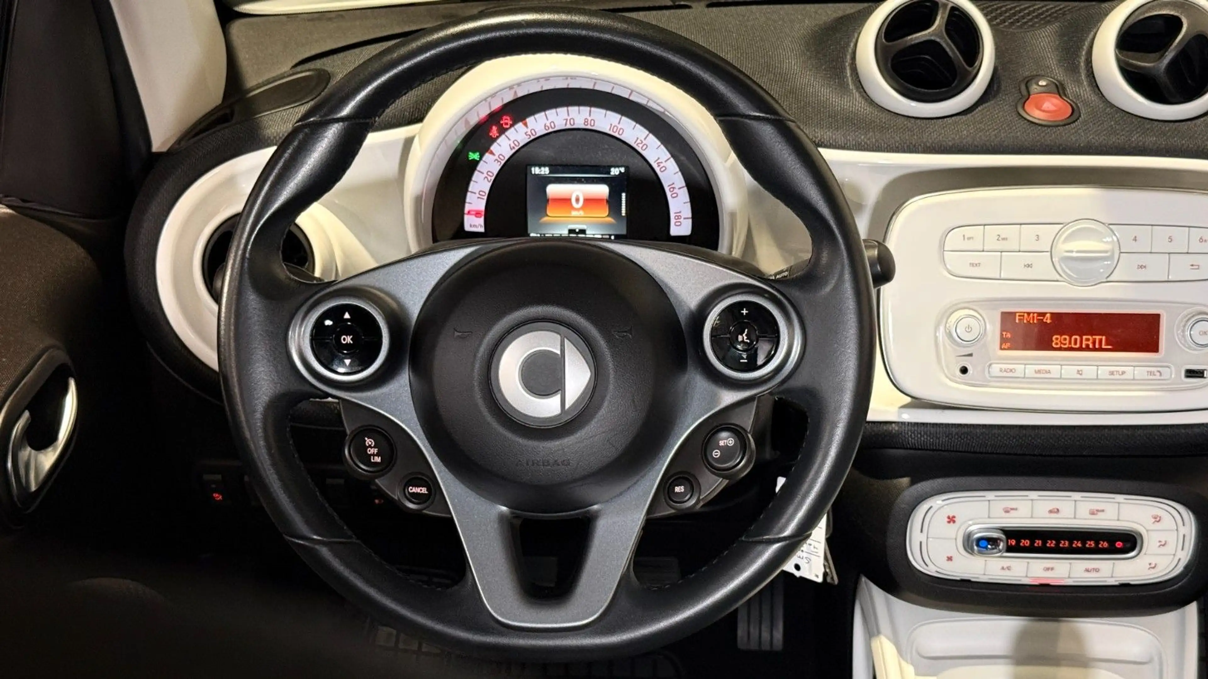 smart forTwo fortwo *TEMP*SITZH*ALU*PANORAMA* — photo 17