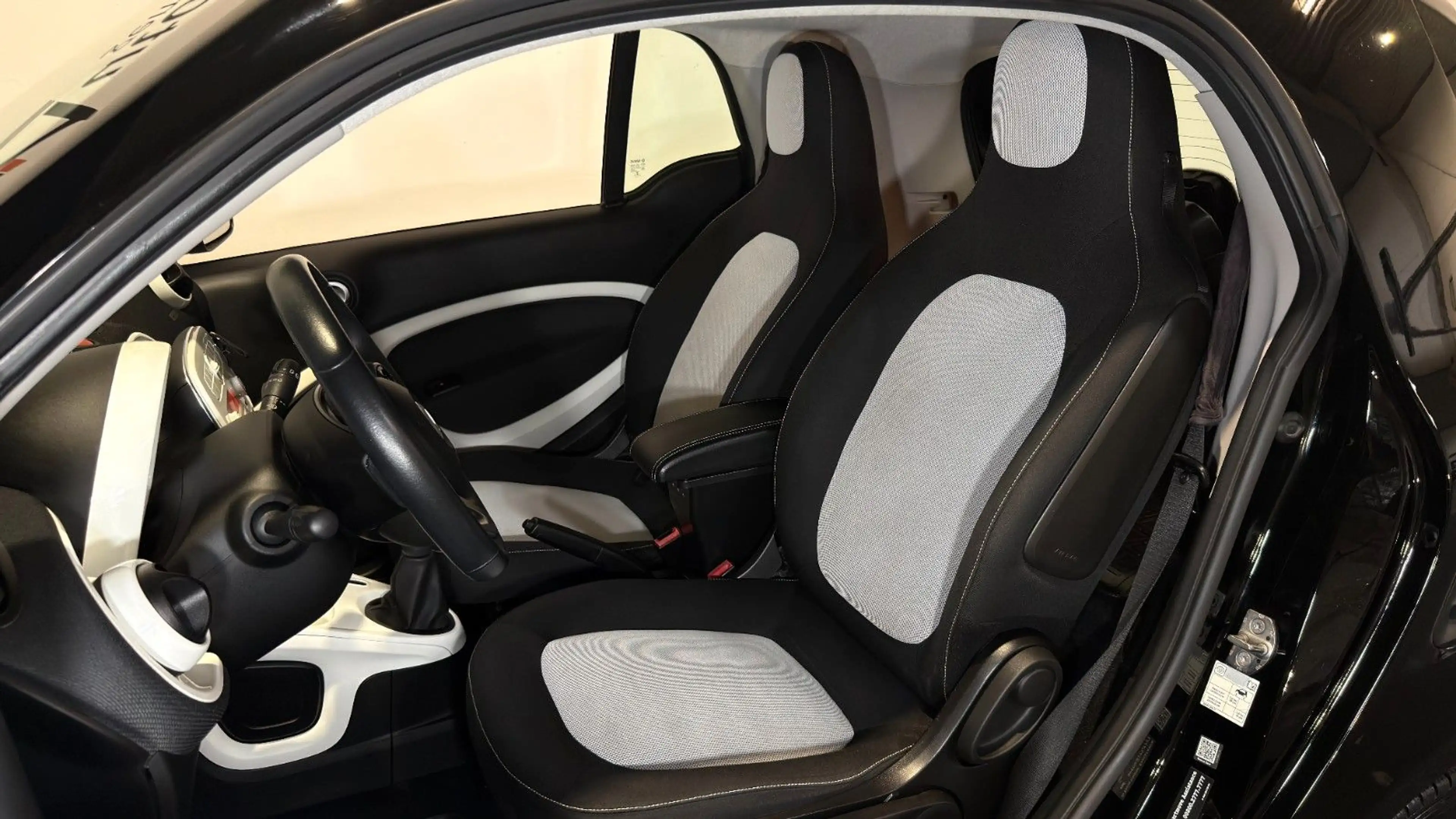 smart forTwo fortwo *TEMP*SITZH*ALU*PANORAMA* — photo 14
