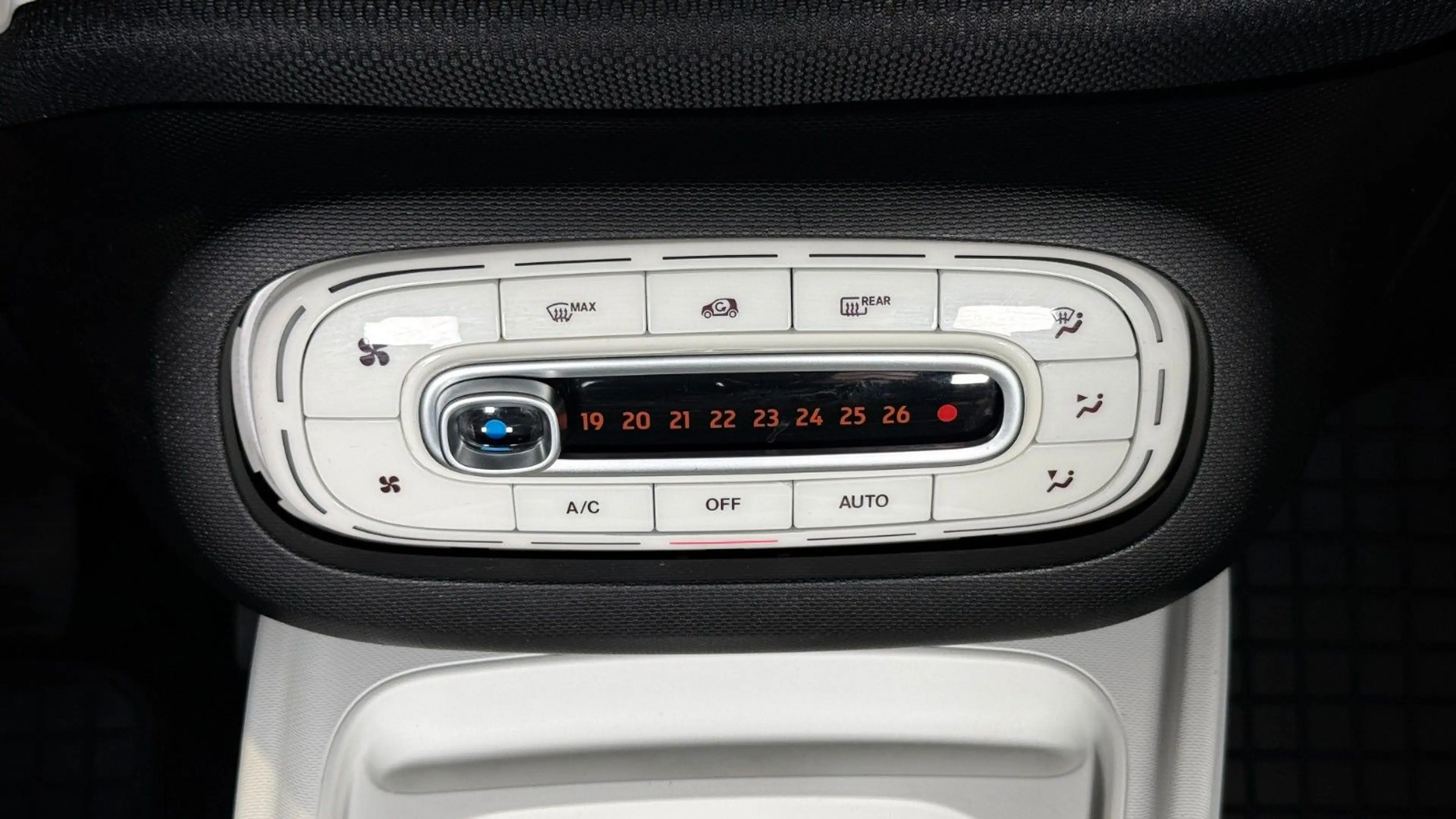smart forTwo fortwo *TEMP*SITZH*ALU*PANORAMA* — photo 26