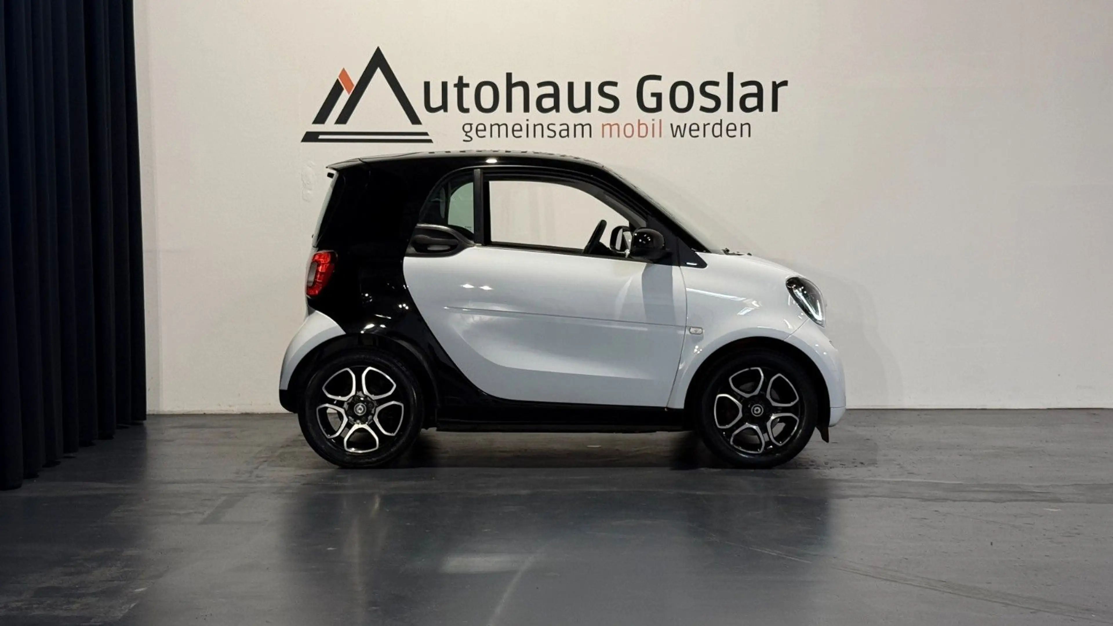 smart forTwo fortwo *TEMP*SITZH*ALU*PANORAMA* — photo 2