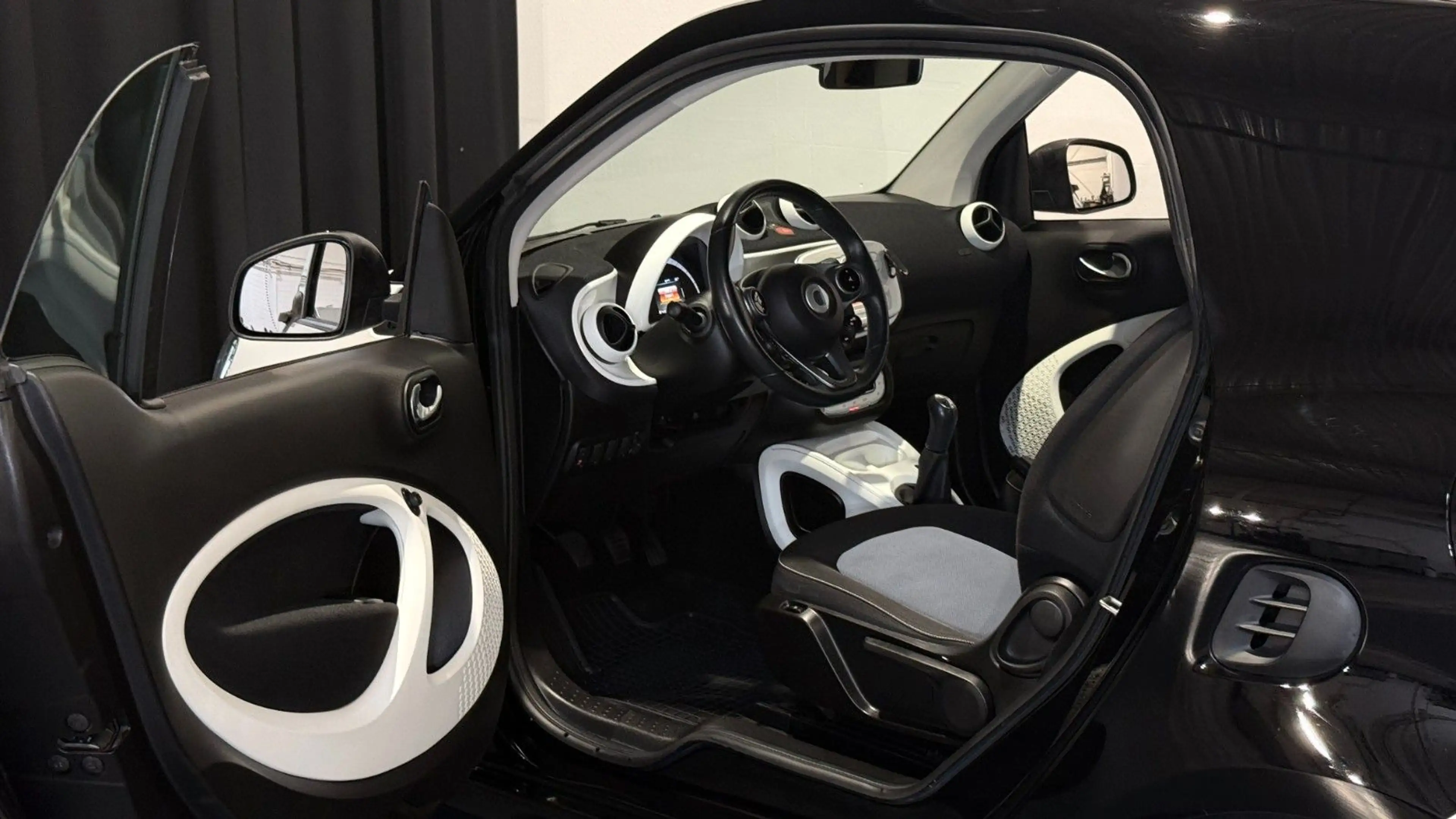 smart forTwo fortwo *TEMP*SITZH*ALU*PANORAMA* — photo 13