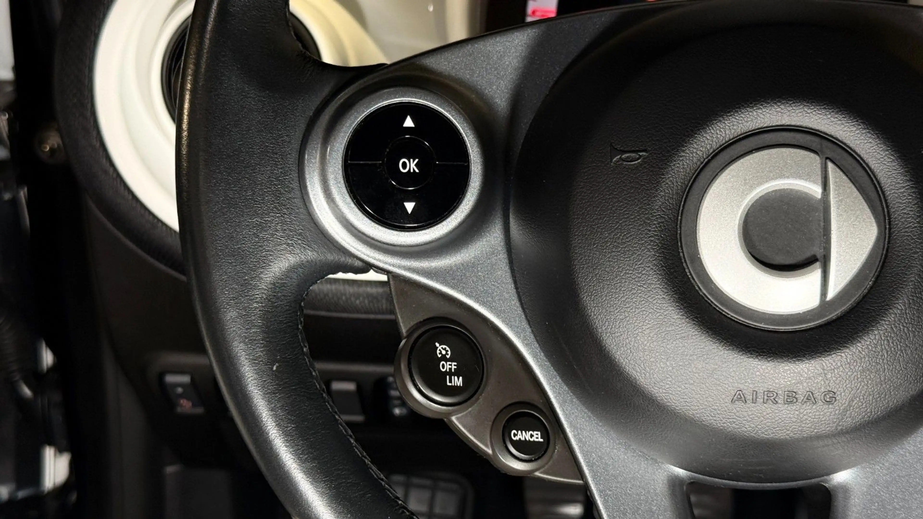 smart forTwo fortwo *TEMP*SITZH*ALU*PANORAMA* — photo 19