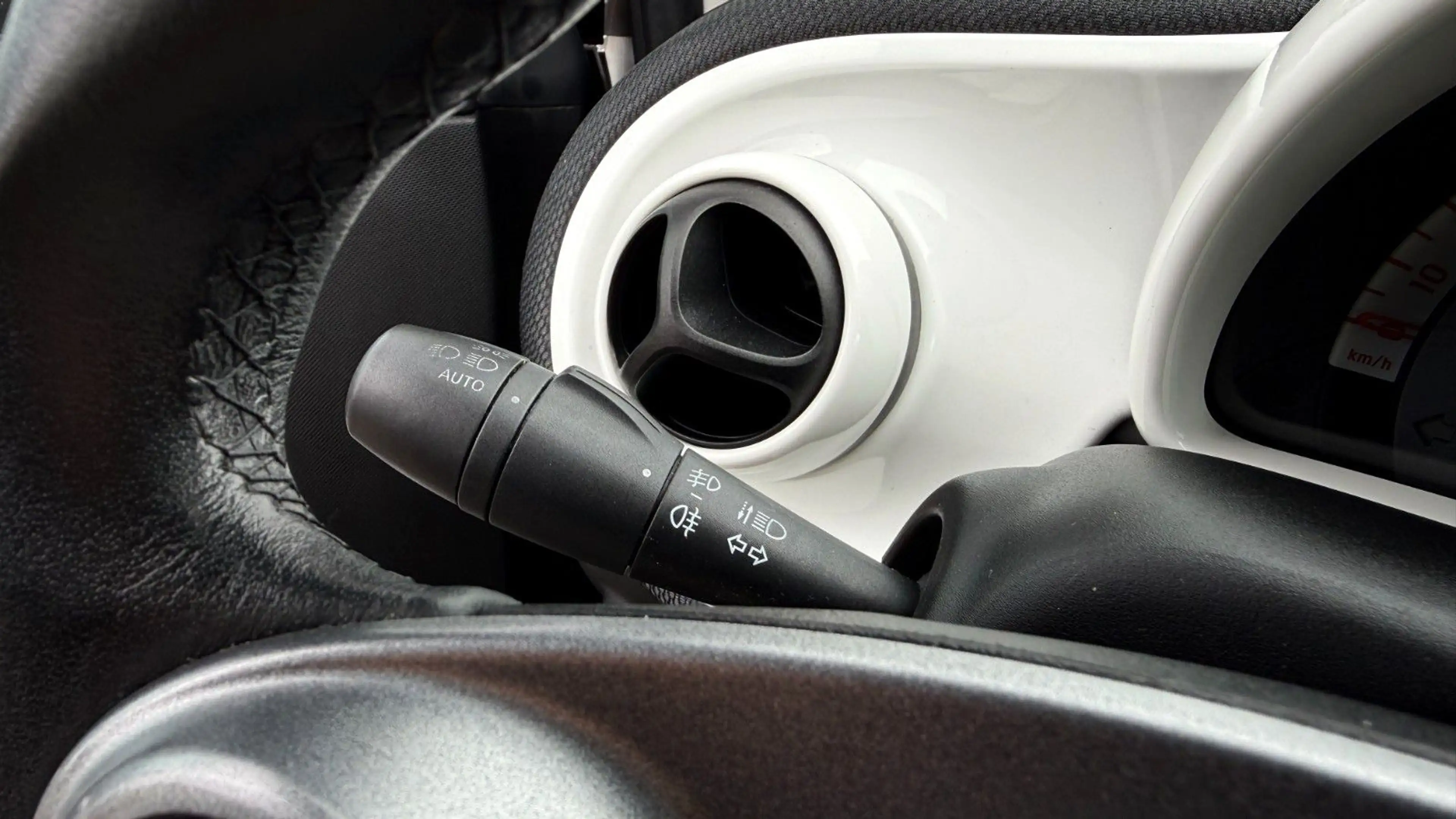 smart forTwo fortwo *TEMP*SITZH*ALU*PANORAMA* — photo 20