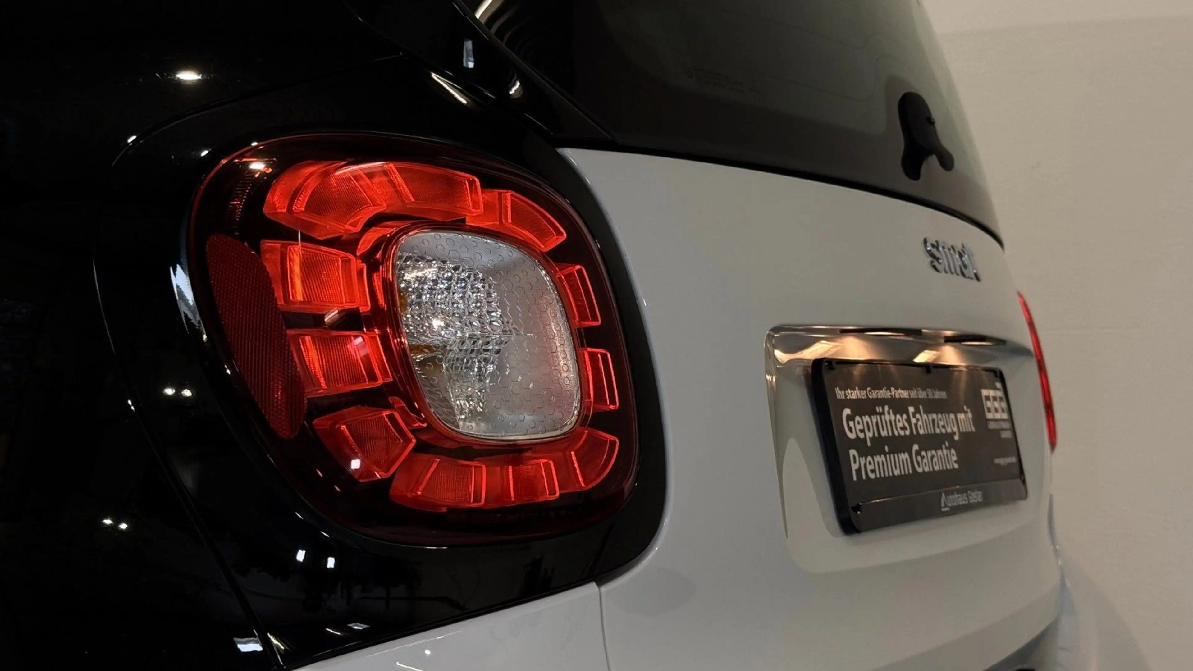 smart forTwo fortwo *TEMP*SITZH*ALU*PANORAMA* — photo 8