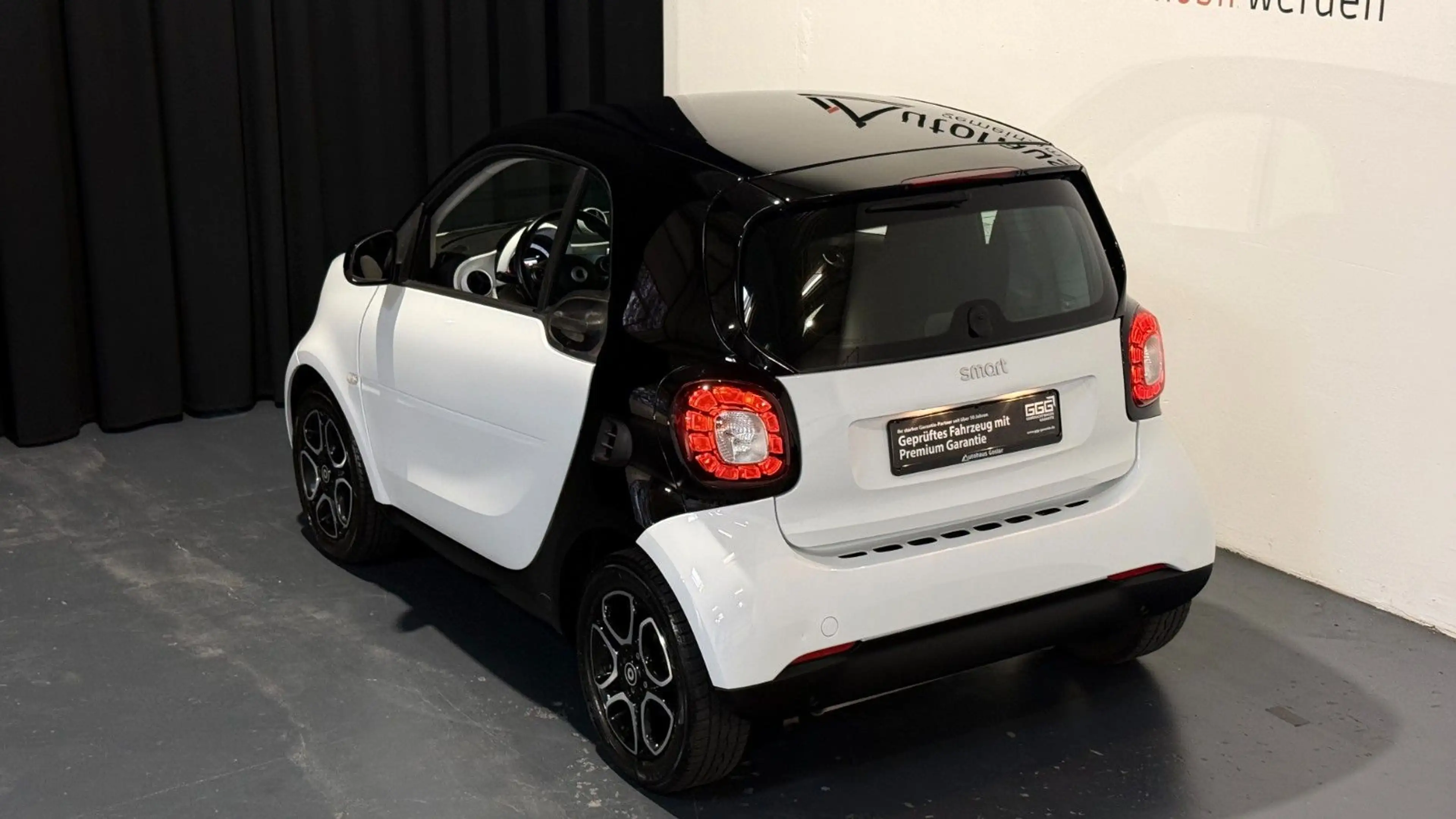 smart forTwo fortwo *TEMP*SITZH*ALU*PANORAMA* — photo 10