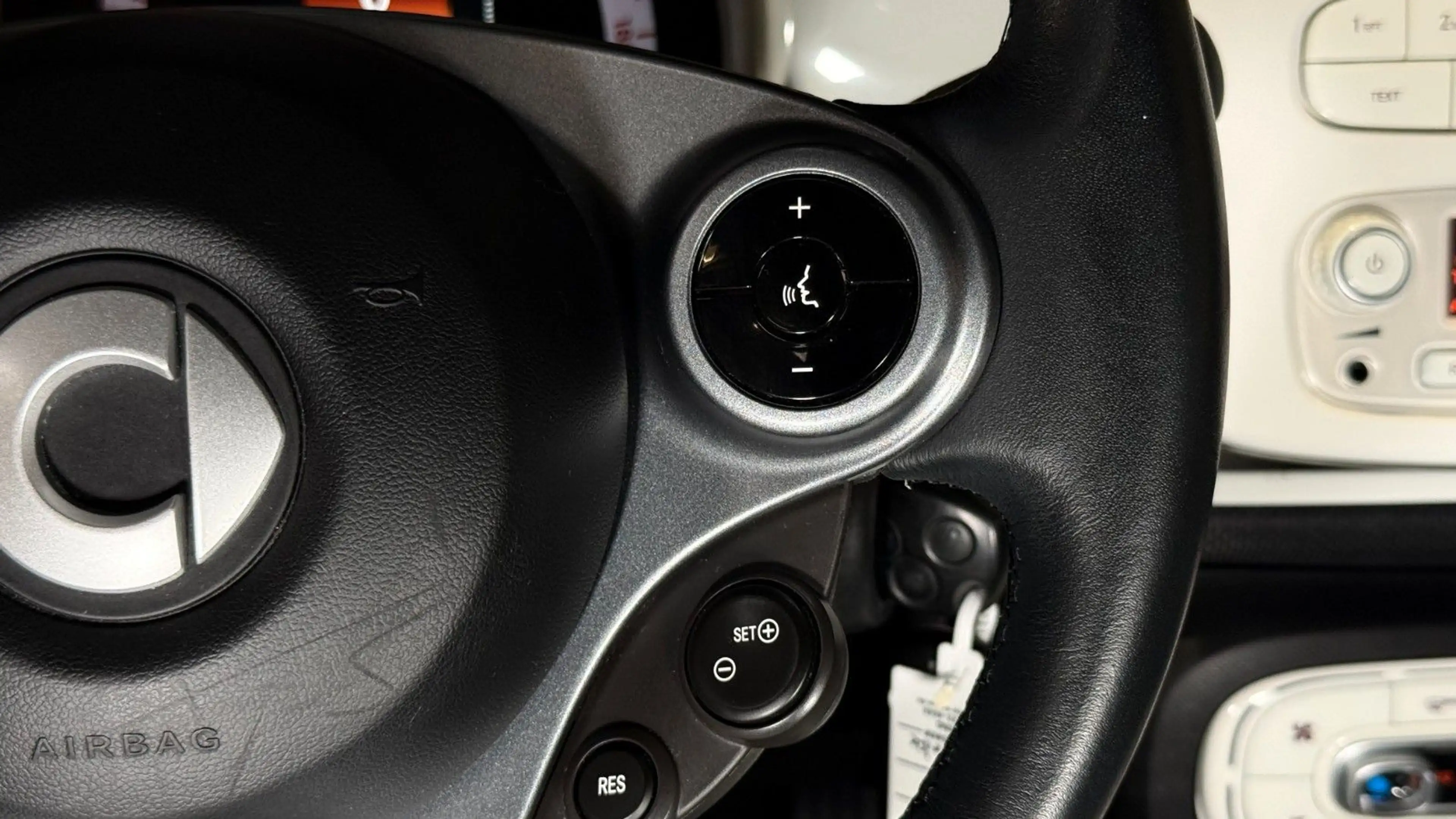 smart forTwo fortwo *TEMP*SITZH*ALU*PANORAMA* — photo 21