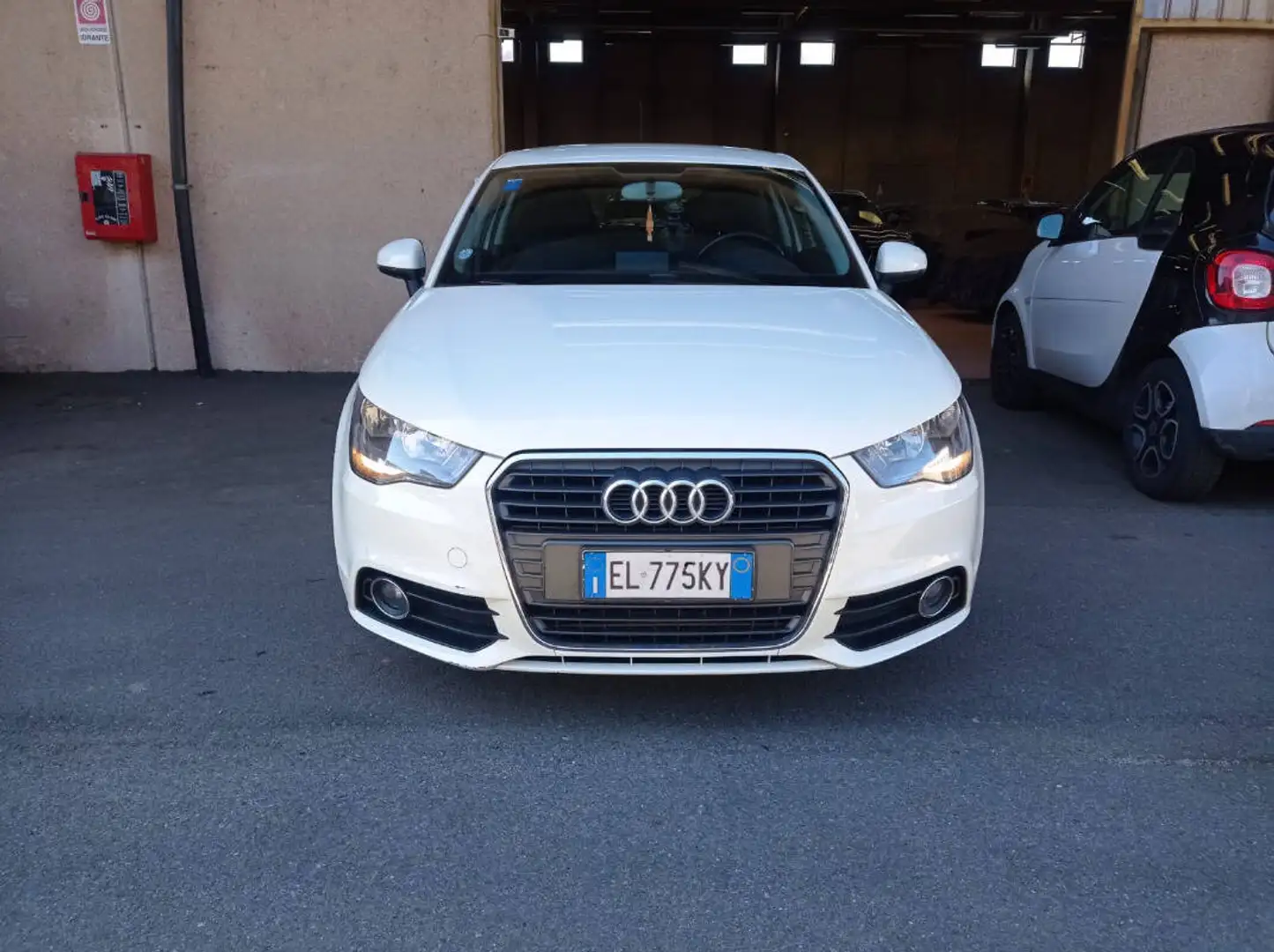 Audi A1 1.6 tdi Attraction 90cv Blanc - 1