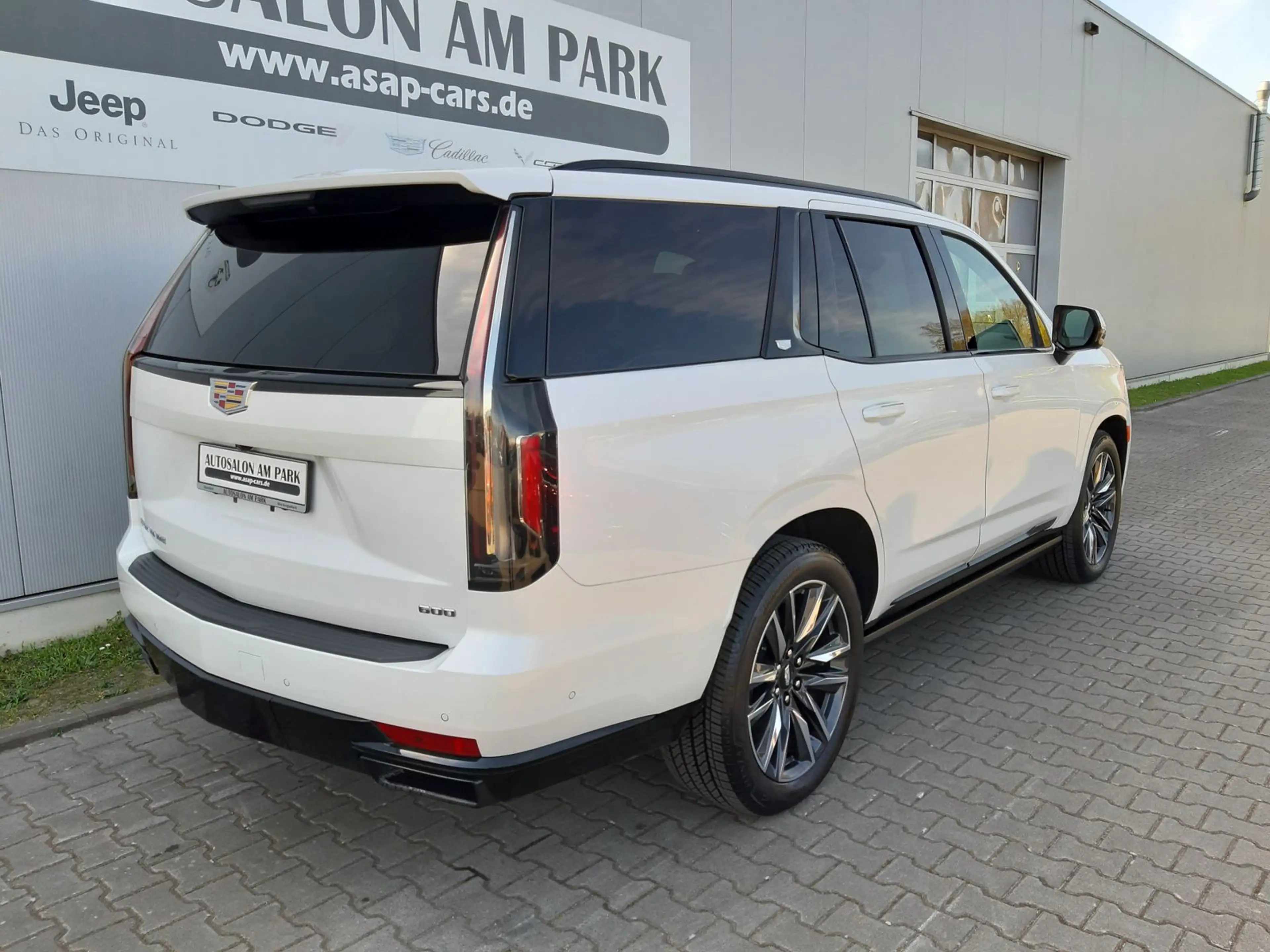 Cadillac Escalade Sport Platinum 6.2 V8 | Night Vision — photo 16