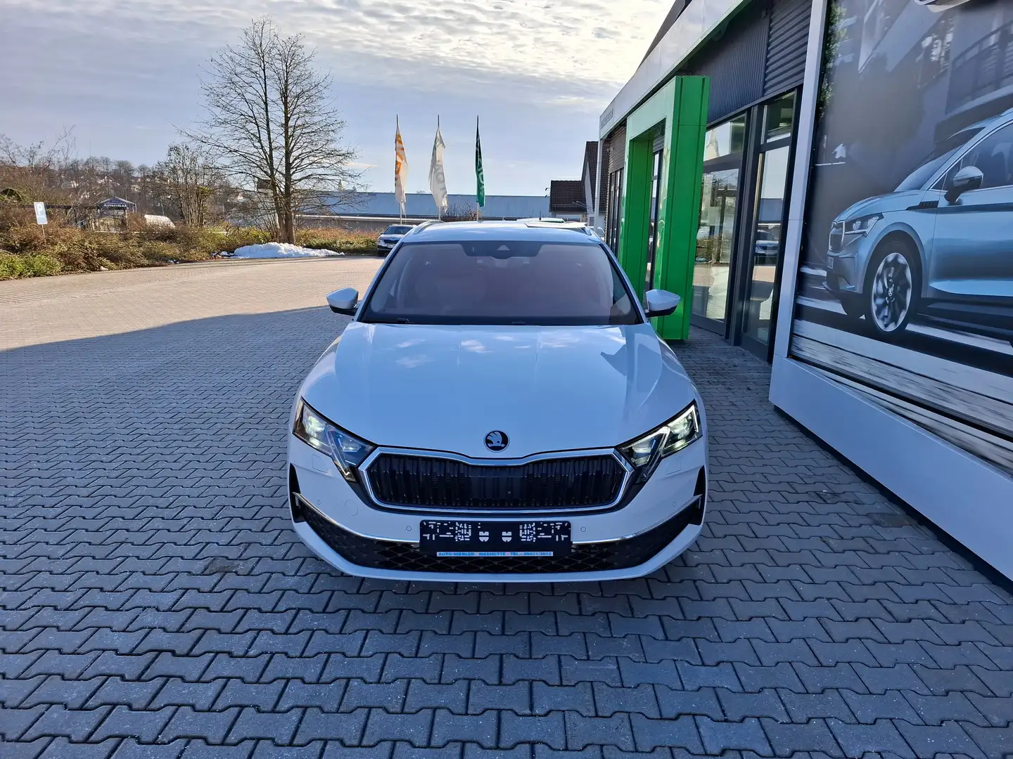 Skoda Octavia TOUR*ACC*NAVI*AHK*SHZ*LRH*PDC*RFK*KESSY*MATRIX-LED Blanc - 2