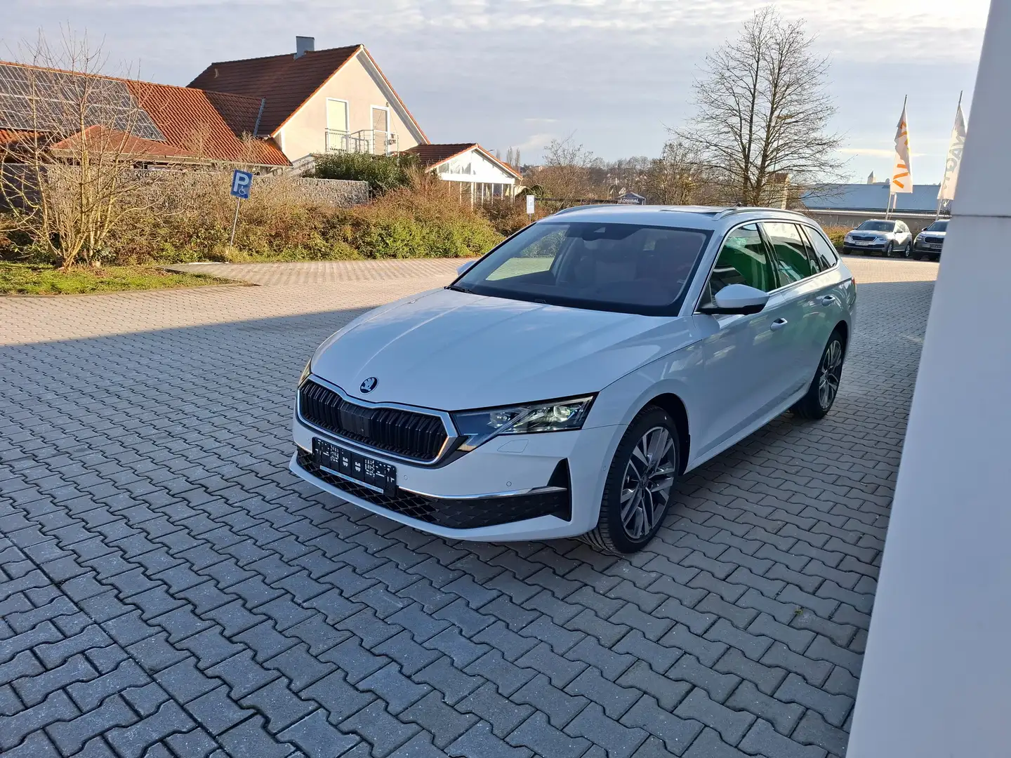 Skoda Octavia TOUR*ACC*NAVI*AHK*SHZ*LRH*PDC*RFK*KESSY*MATRIX-LED Blanc - 1