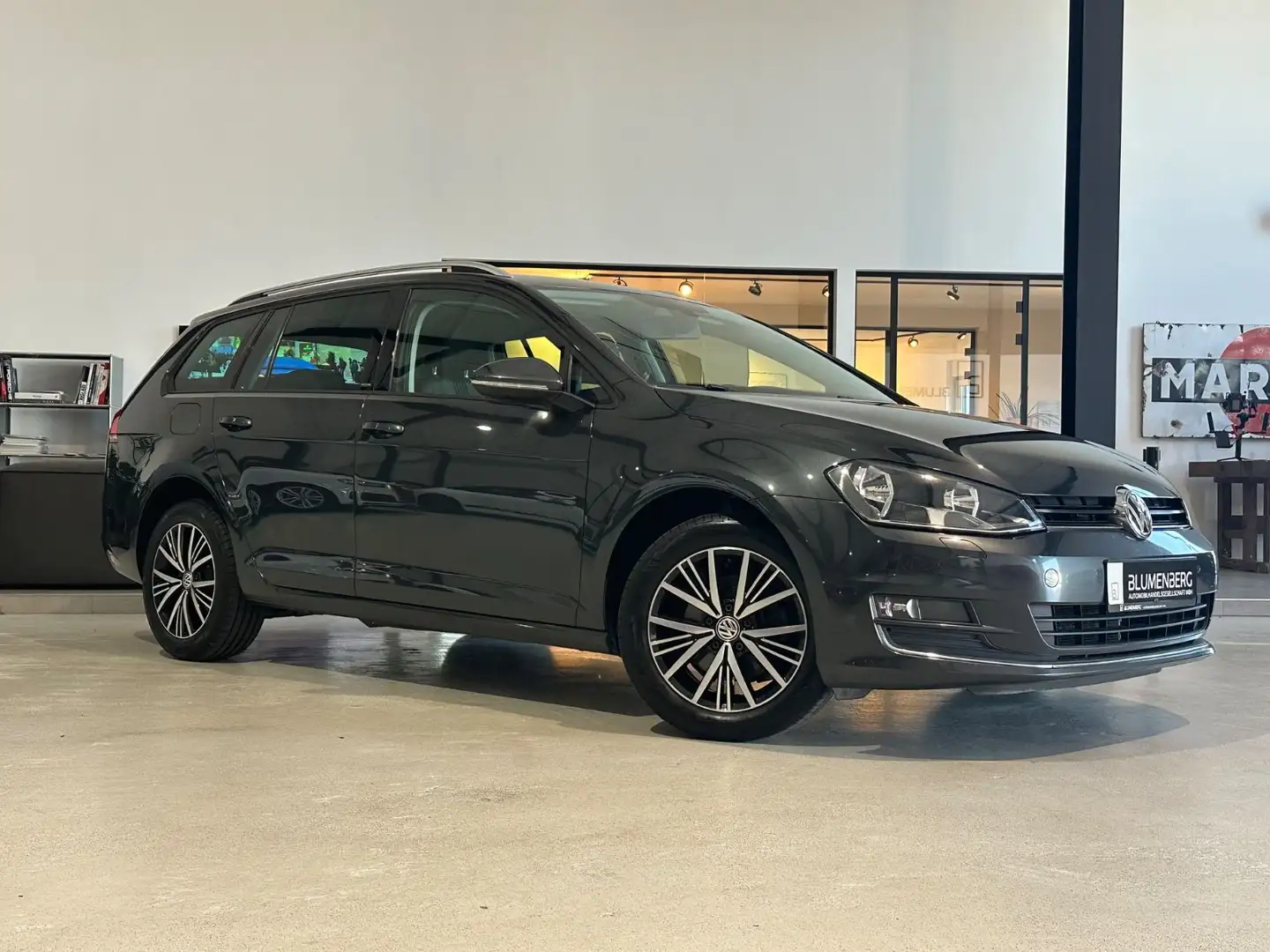 Volkswagen Golf VII 1.6 TDI Variant Allstar BMT *Navi,PDC* Grijs - 2