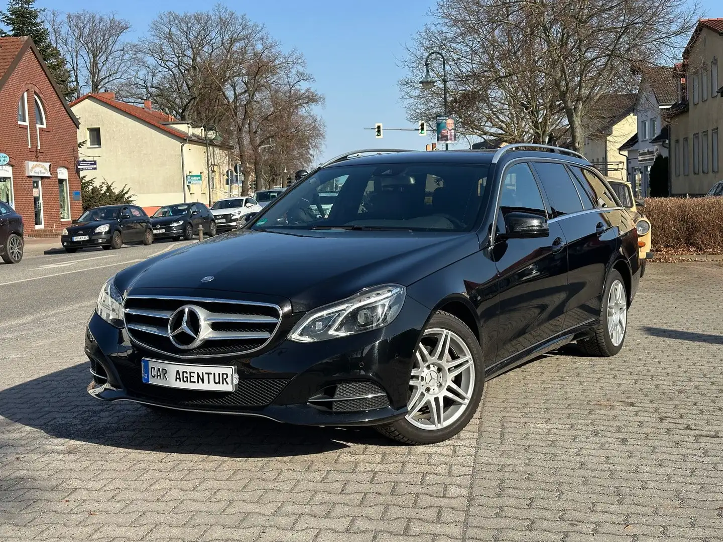 Mercedes-Benz E 200 T Avantgarde AUTOMATIK + LED + KLIMAAUTOM Schwarz - 1