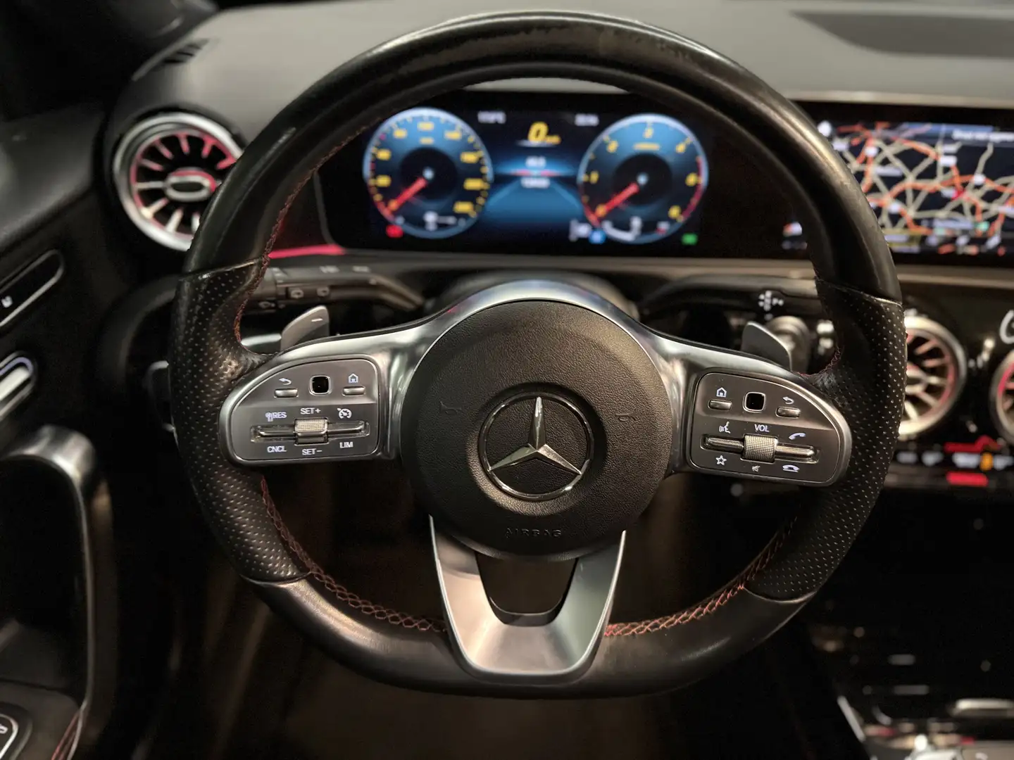 Mercedes-Benz A 180 PANO/AMG/MEMORY/SFEERLICHT/LANE/GARANTIE Zwart - 2