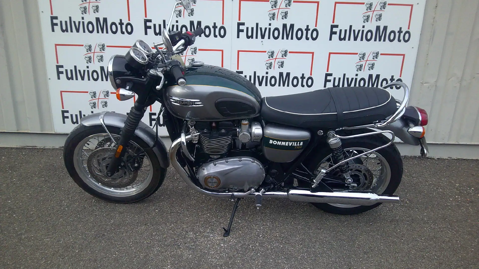 Triumph Bonneville T120 - 1