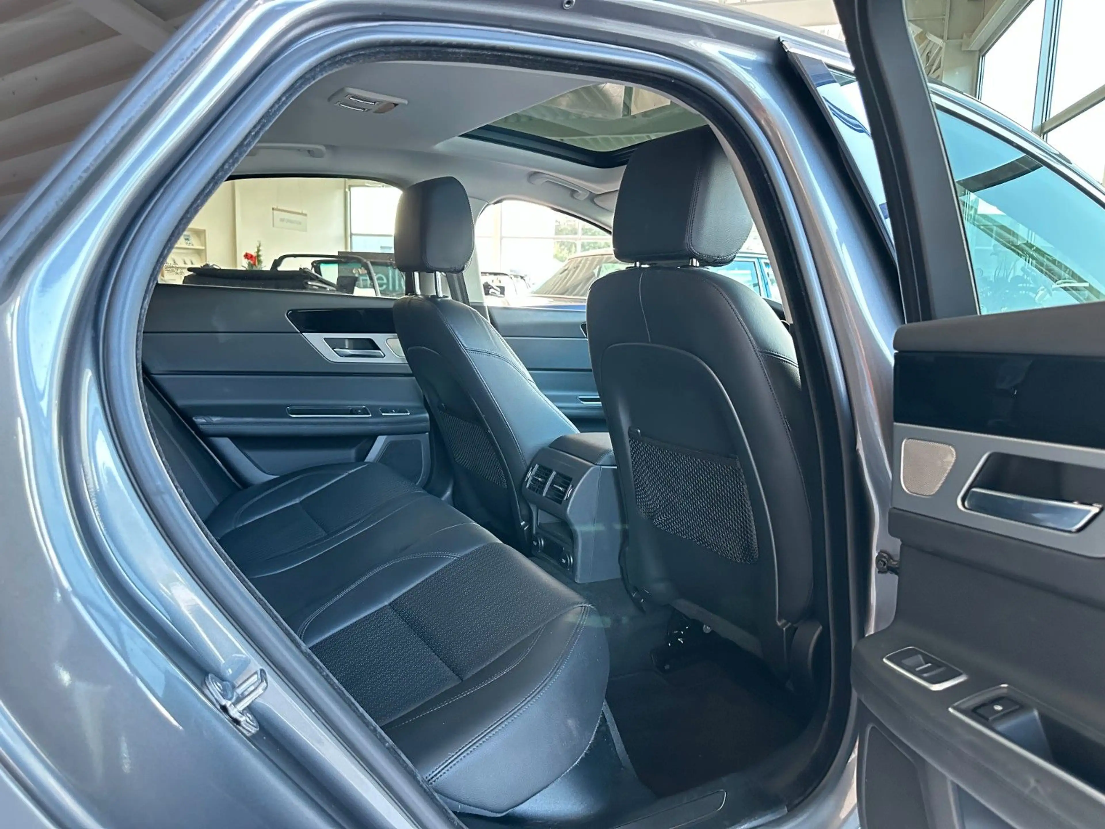 Jaguar XF Prestige AWD — photo 5