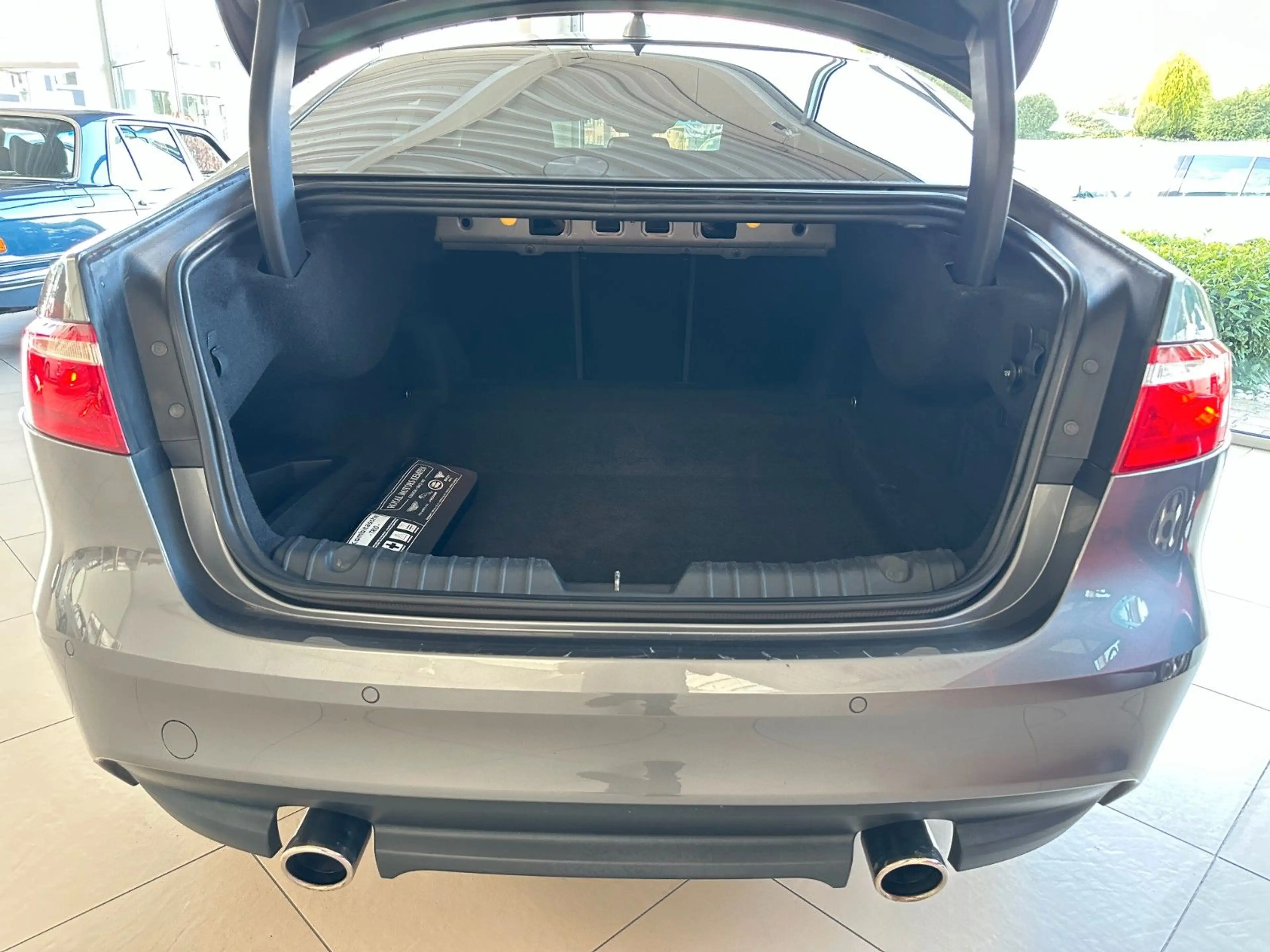 Jaguar XF Prestige AWD — photo 6