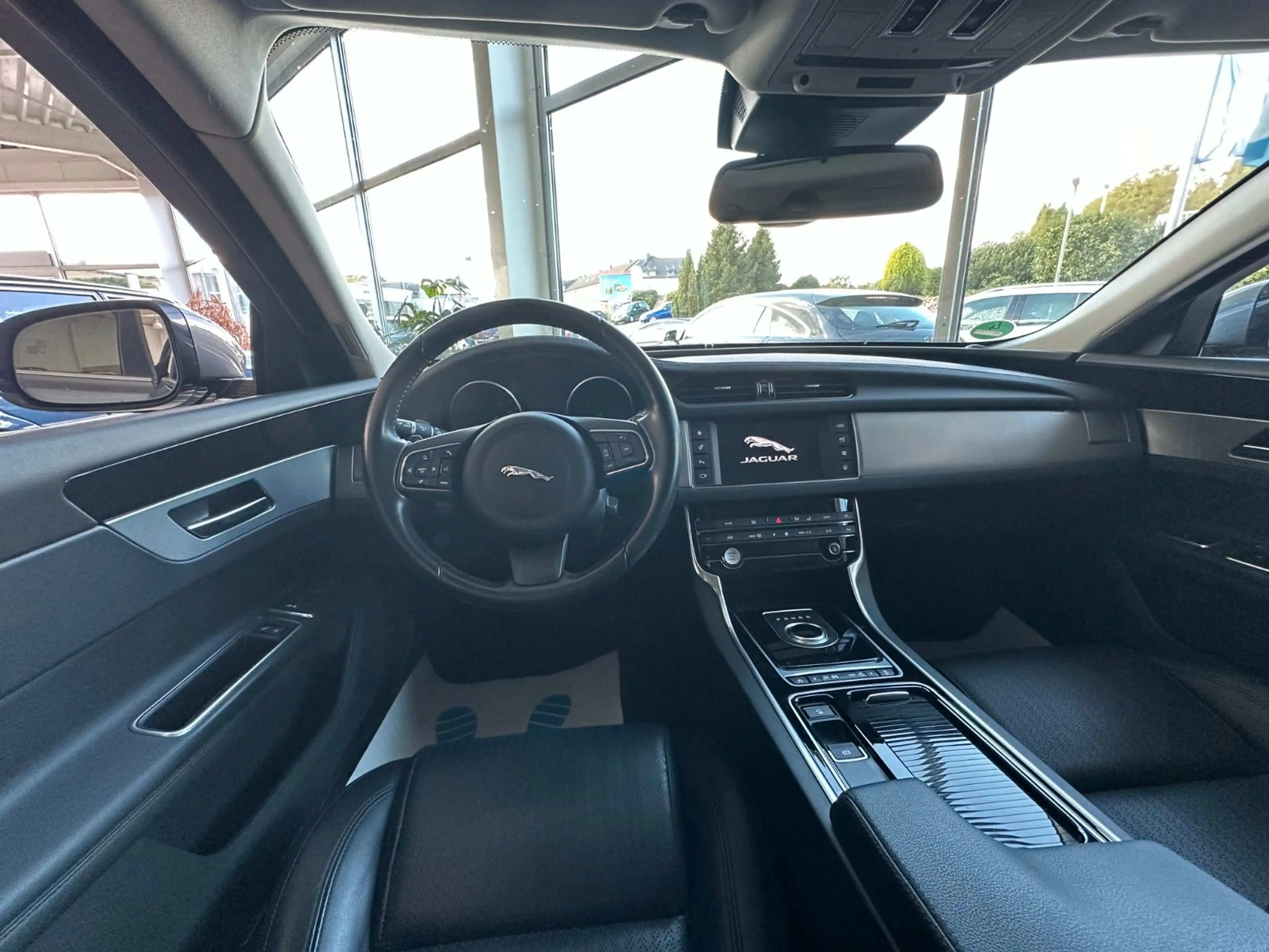 Jaguar XF Prestige AWD — photo 9