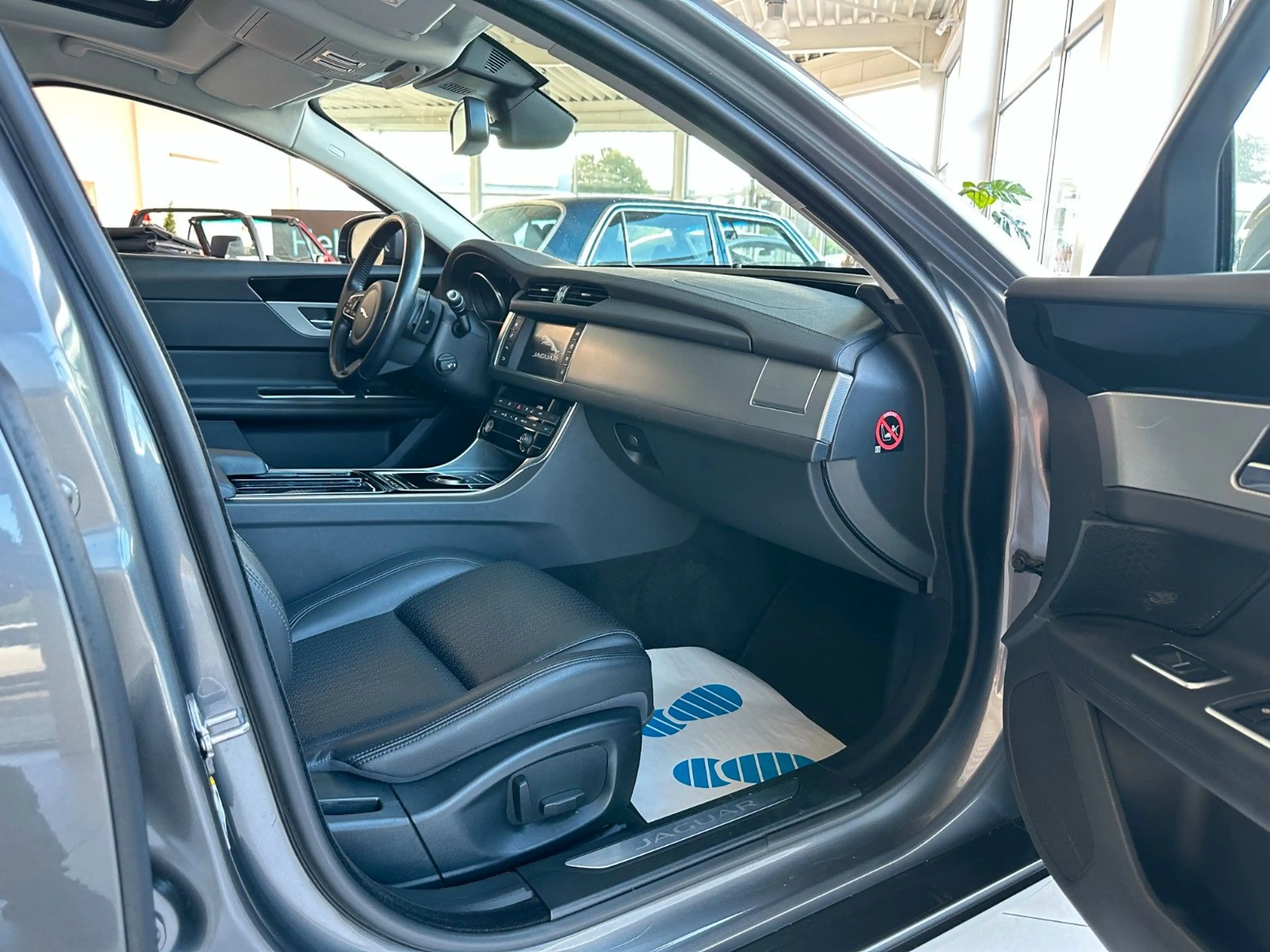 Jaguar XF Prestige AWD — photo 4