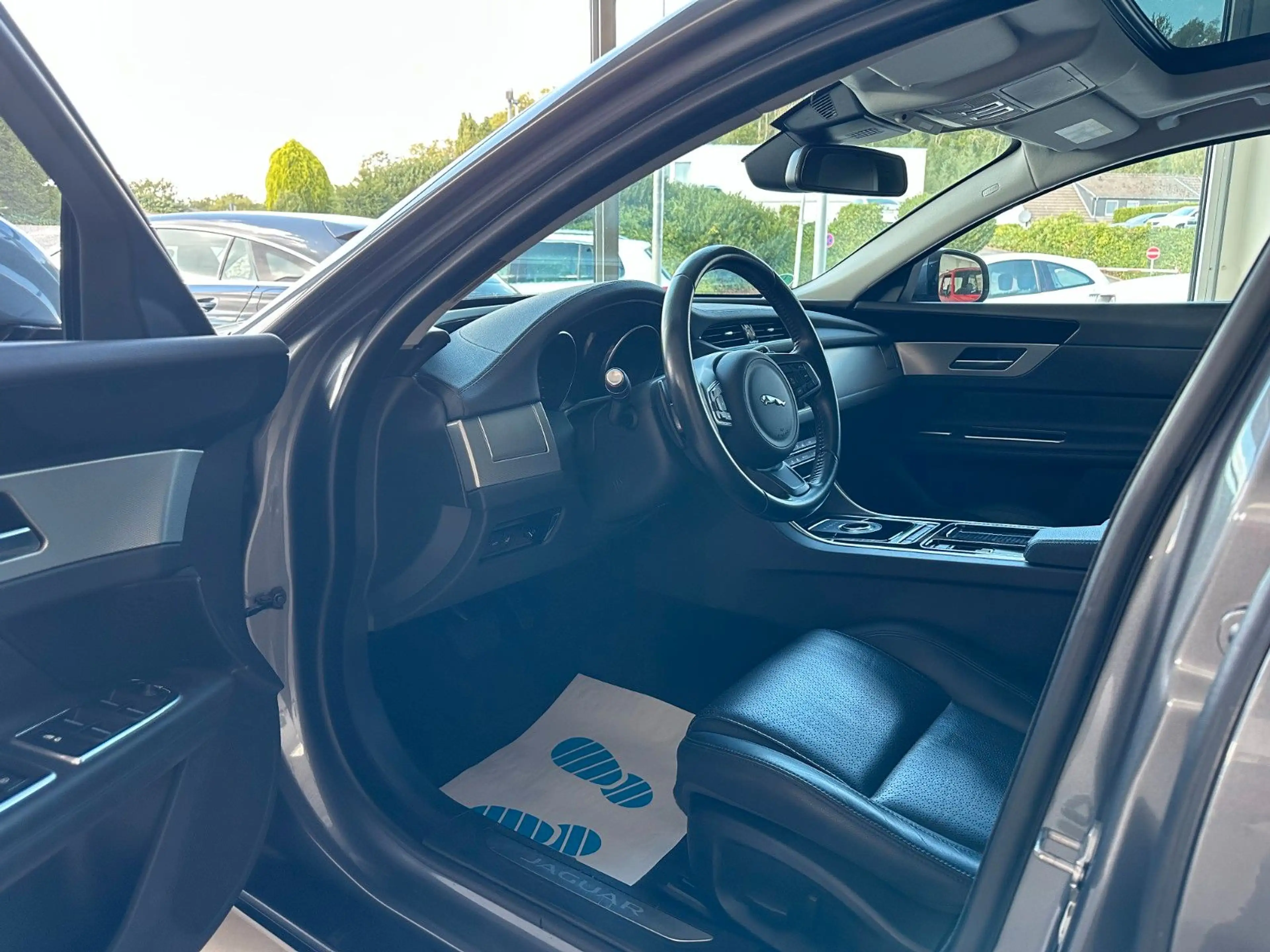 Jaguar XF Prestige AWD — photo 8