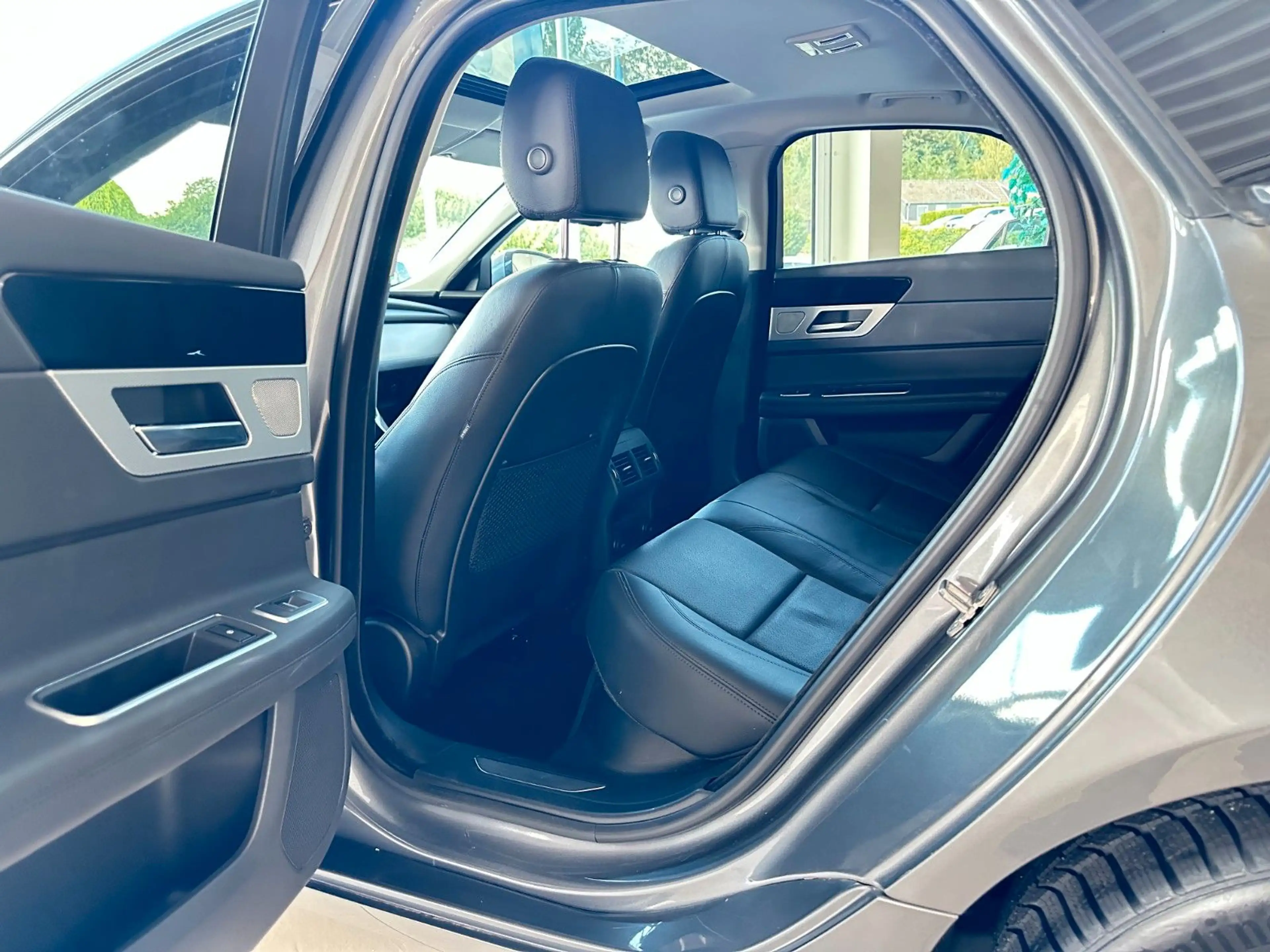 Jaguar XF Prestige AWD — photo 7