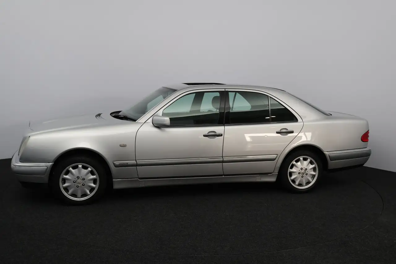 Mercedes-Benz E 280 Classic/ 6-Cilinder!/ Automaat/ Schuif-Kantel Dak!, foto 6