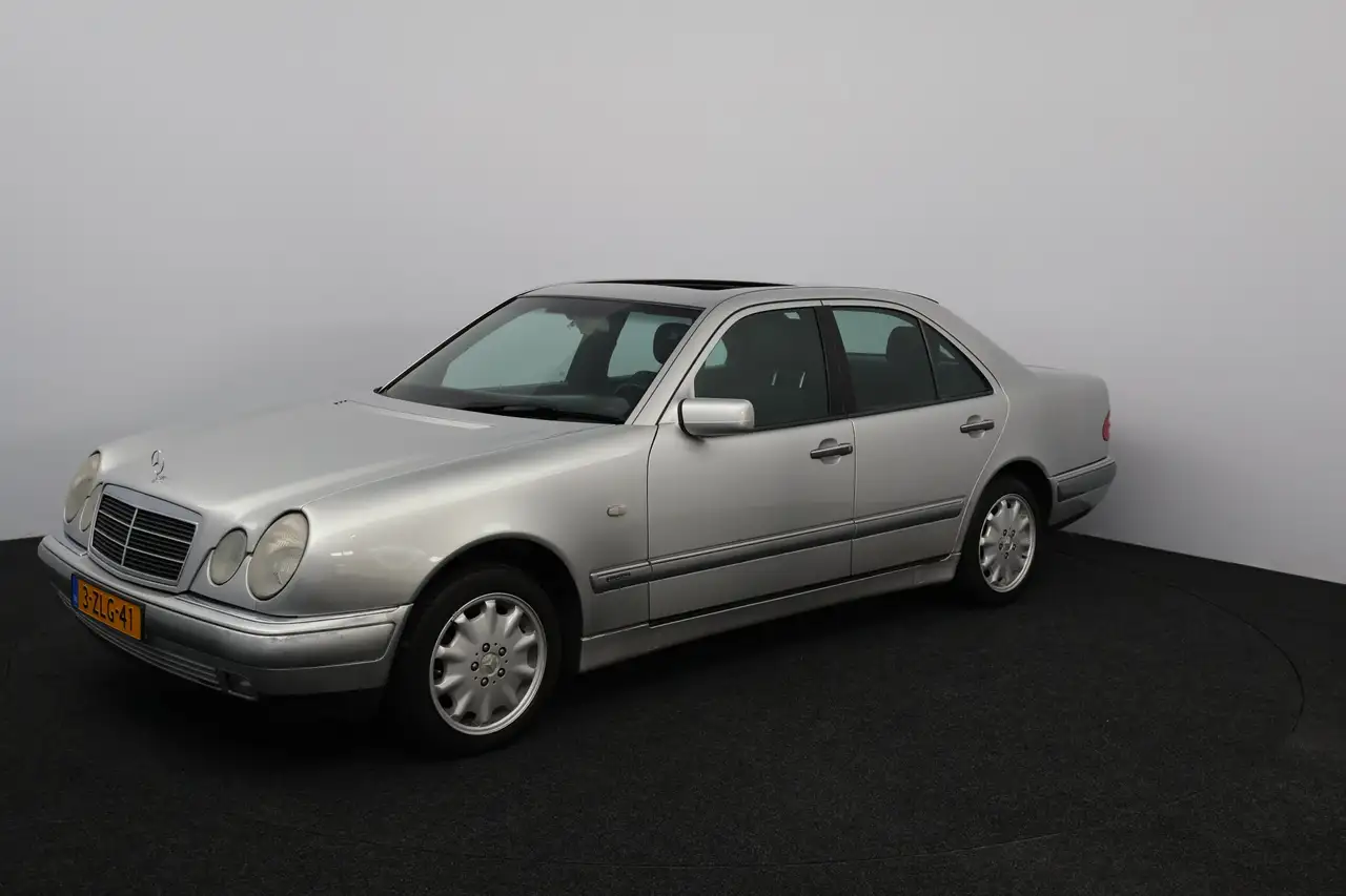 Mercedes-Benz E 280 Classic/ 6-Cilinder!/ Automaat/ Schuif-Kantel Dak!, foto 7