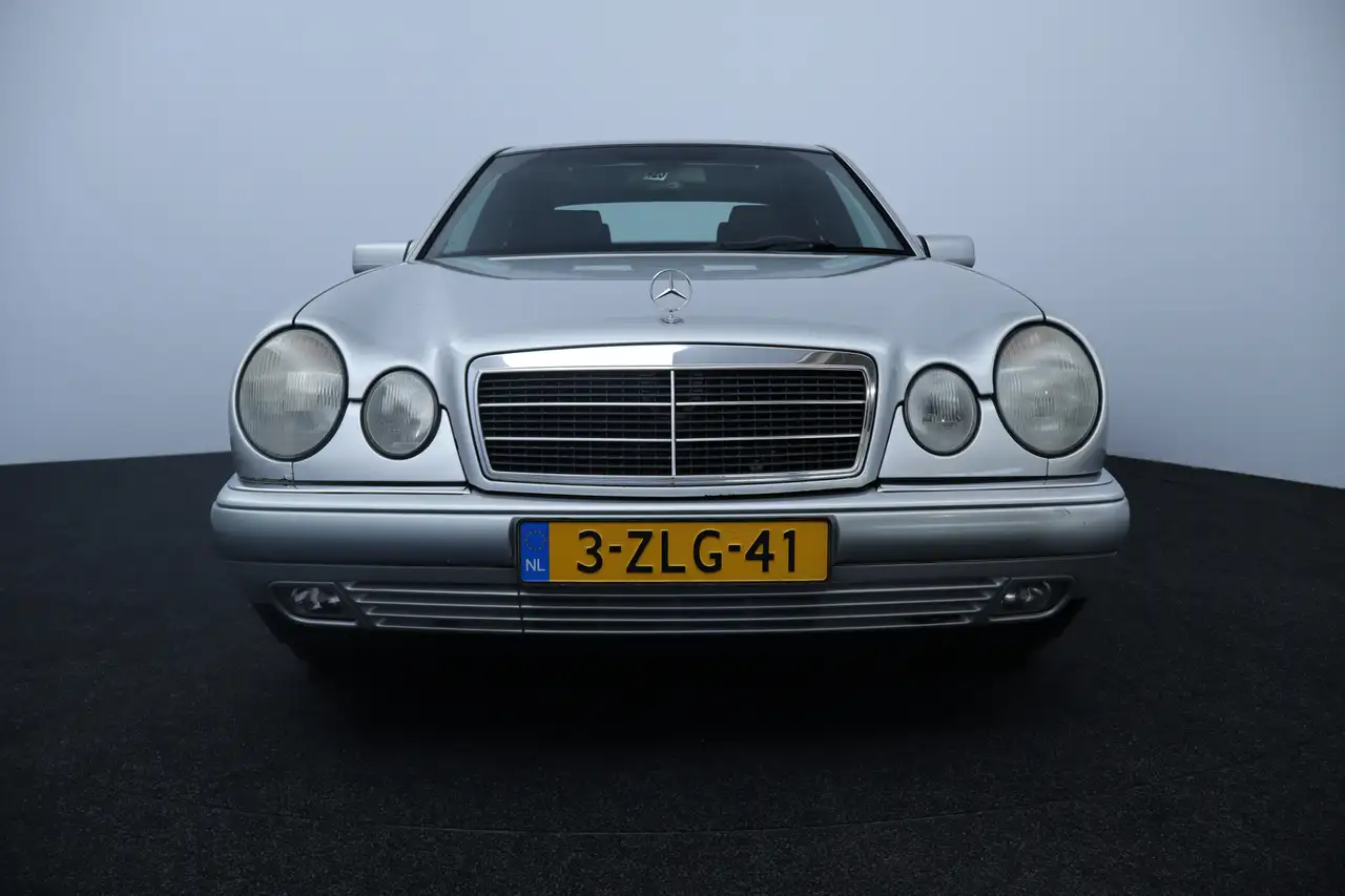 Mercedes-Benz E 280 Classic/ 6-Cilinder!/ Automaat/ Schuif-Kantel Dak!, foto 2