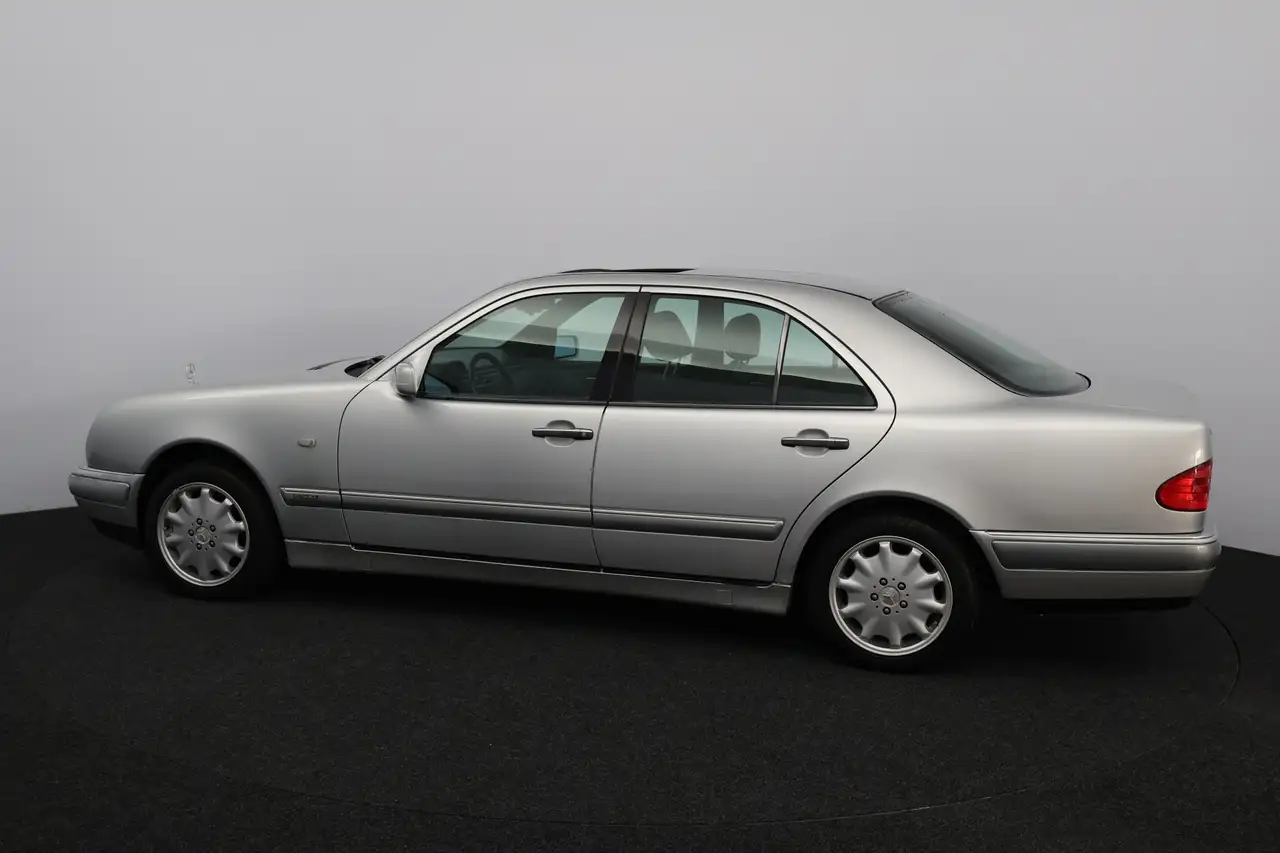 Mercedes-Benz E 280 Classic/ 6-Cilinder!/ Automaat/ Schuif-Kantel Dak!, foto 4