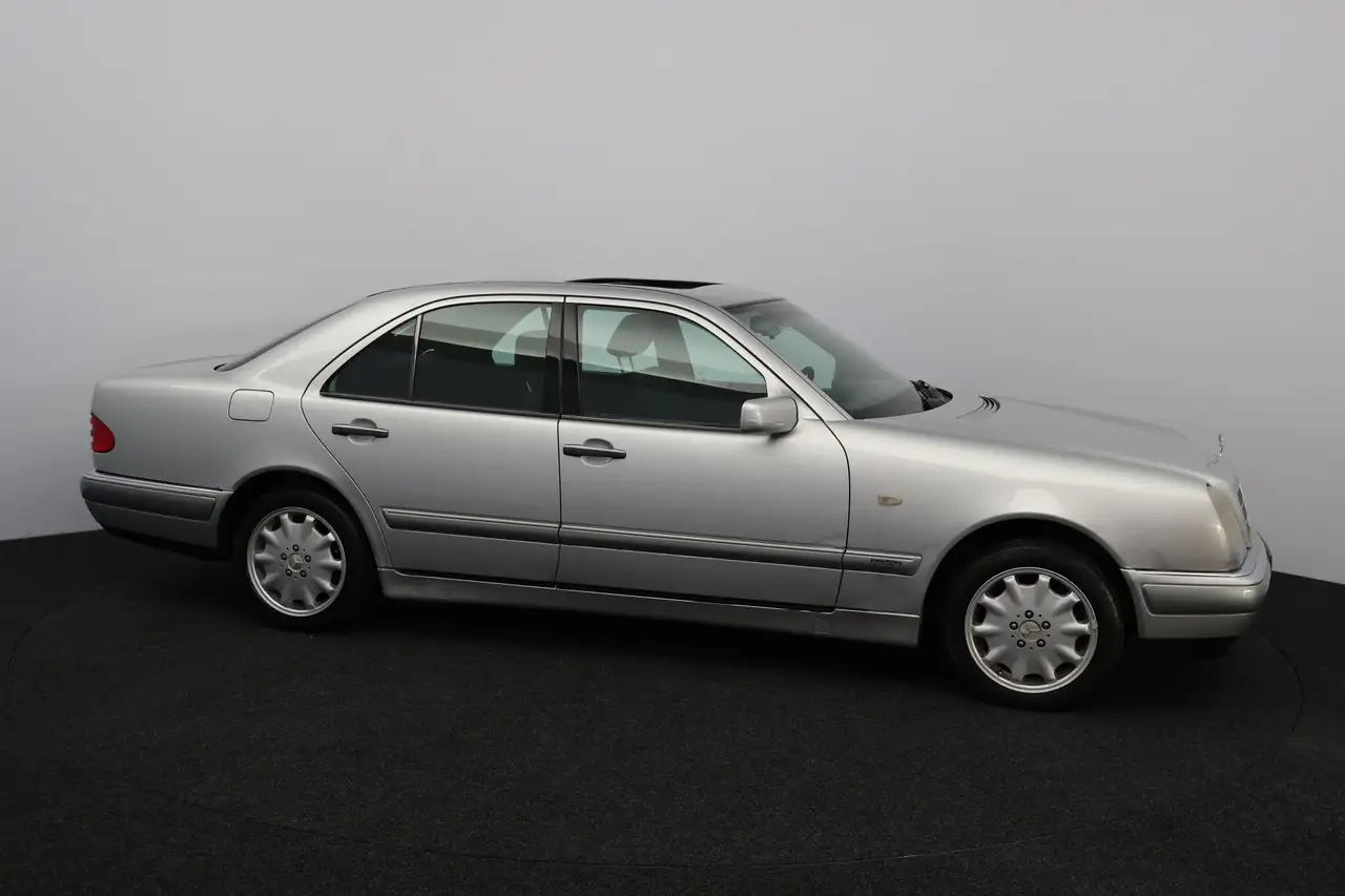 Mercedes-Benz E 280 Classic/ 6-Cilinder!/ Automaat/ Schuif-Kantel Dak!, foto 11
