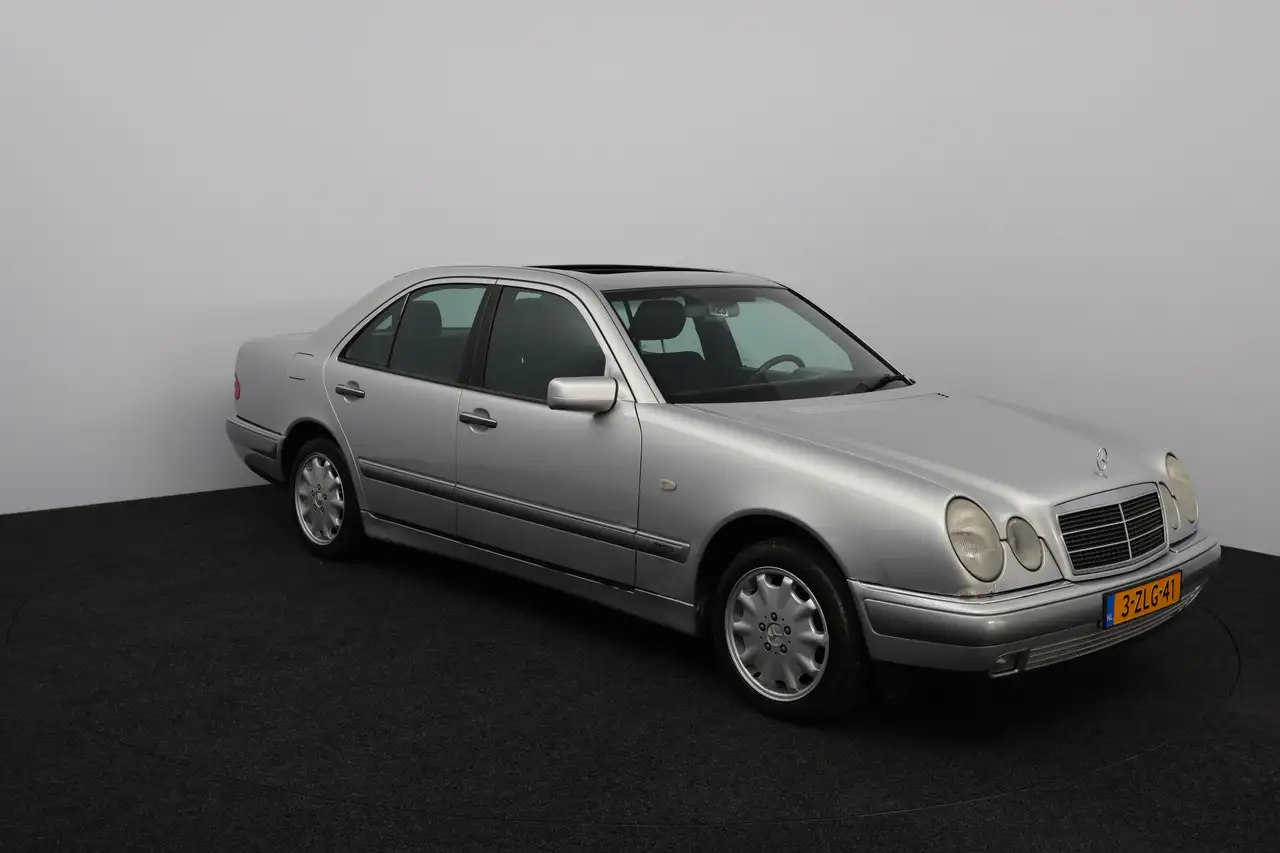 Mercedes-Benz E 280 Classic/ 6-Cilinder!/ Automaat/ Schuif-Kantel Dak!, foto 10
