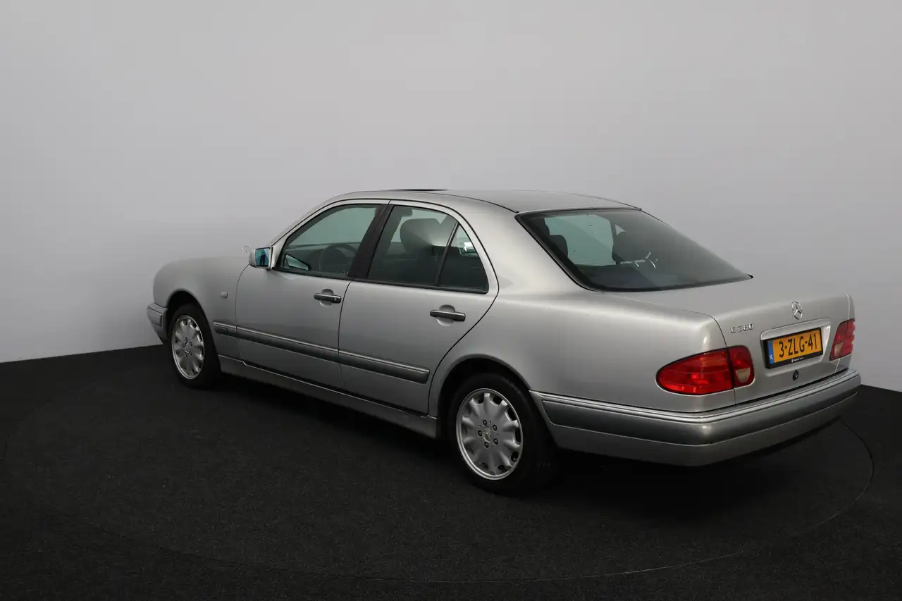 Mercedes-Benz E 280 Classic/ 6-Cilinder!/ Automaat/ Schuif-Kantel Dak!, foto 3
