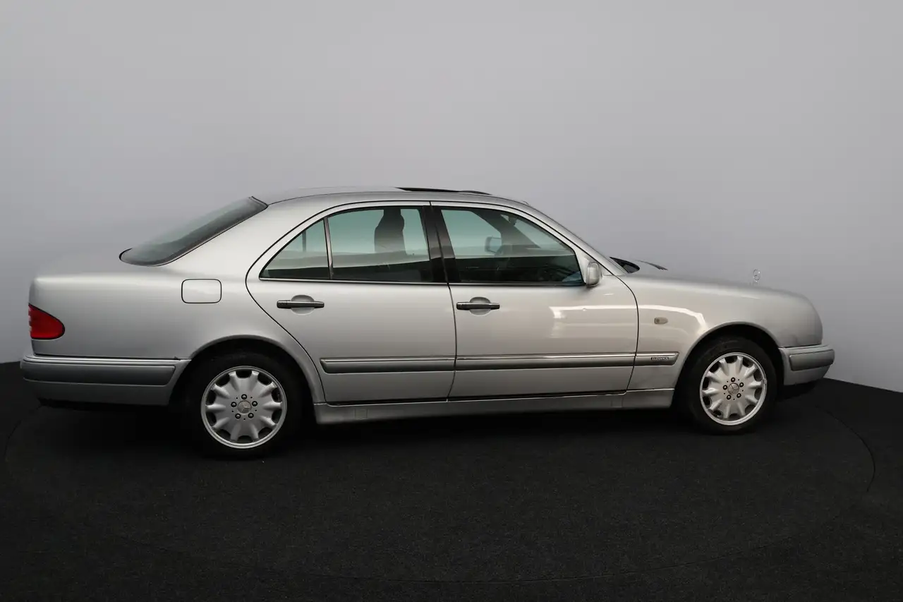 Mercedes-Benz E 280 Classic/ 6-Cilinder!/ Automaat/ Schuif-Kantel Dak!, foto 12