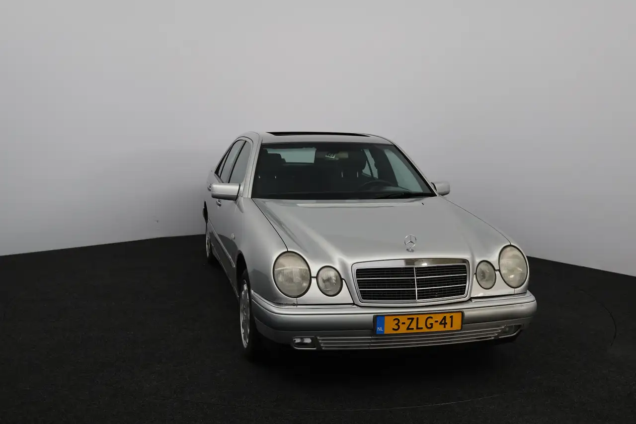 Mercedes-Benz E 280 Classic/ 6-Cilinder!/ Automaat/ Schuif-Kantel Dak!, foto 9
