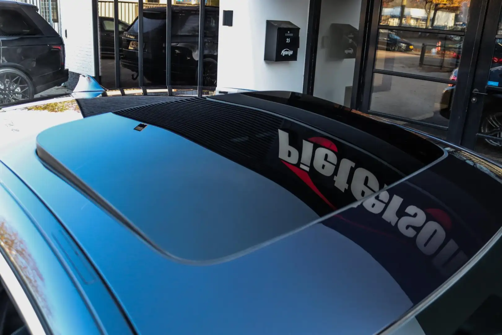 BMW 520 5-serie 520i M-Pakket NAP FACELIFT PANO 6WB DEALER Zwart - 2